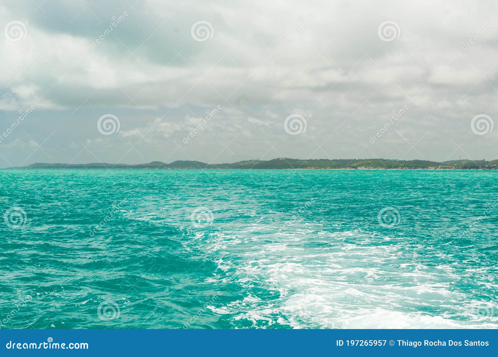linda imagem de barco navegando em um paraÃÂ­so tropical.beautiful image of boat sailing in a tropical paradise