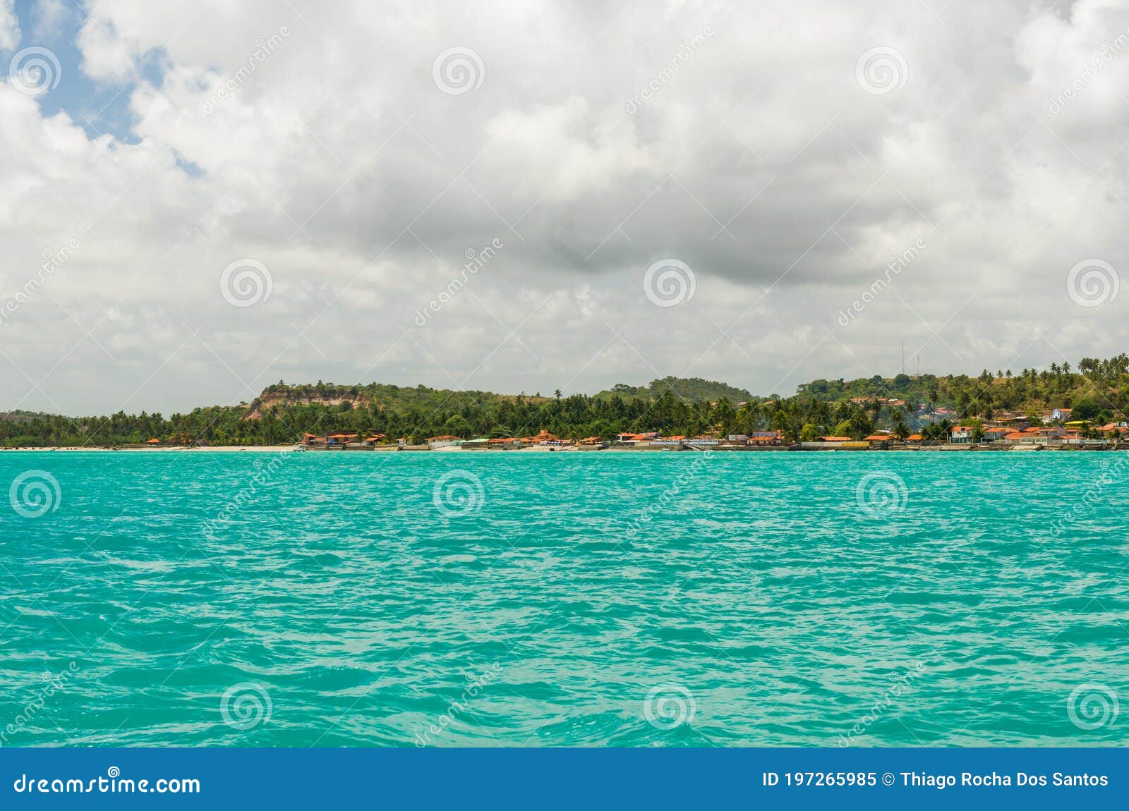 linda imagem de barco navegando em um paraÃÂ­so tropical.beautiful image of boat sailing in a tropical paradise