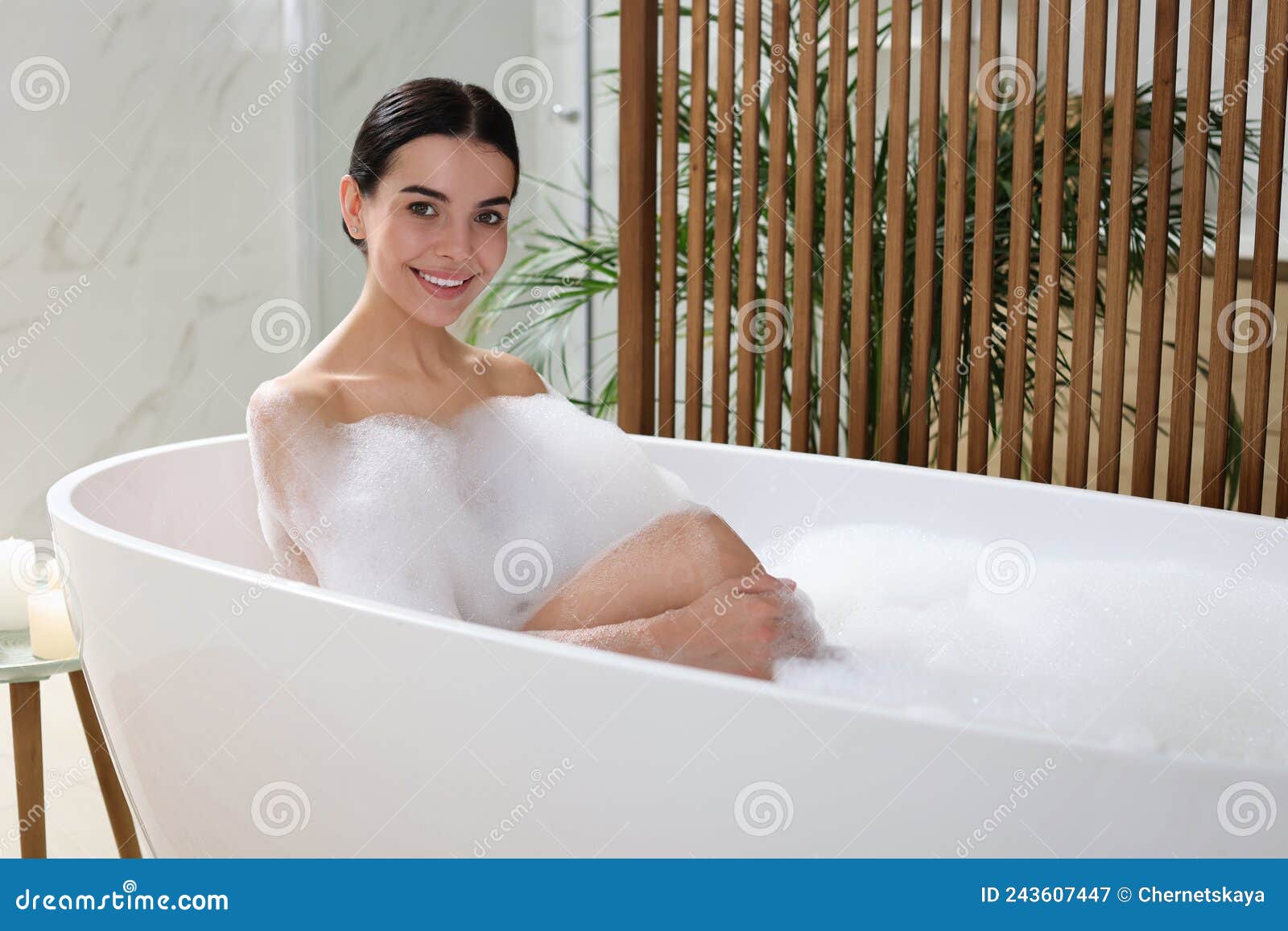 Linda Jovem Tomando Banho De Bolha Em Casa Imagem De Stock Imagem De Luxo Espuma 243607447