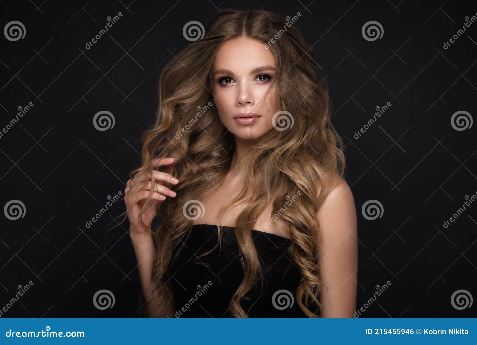 Loira linda com um cabelo perfeitamente liso, maquiagem clássica