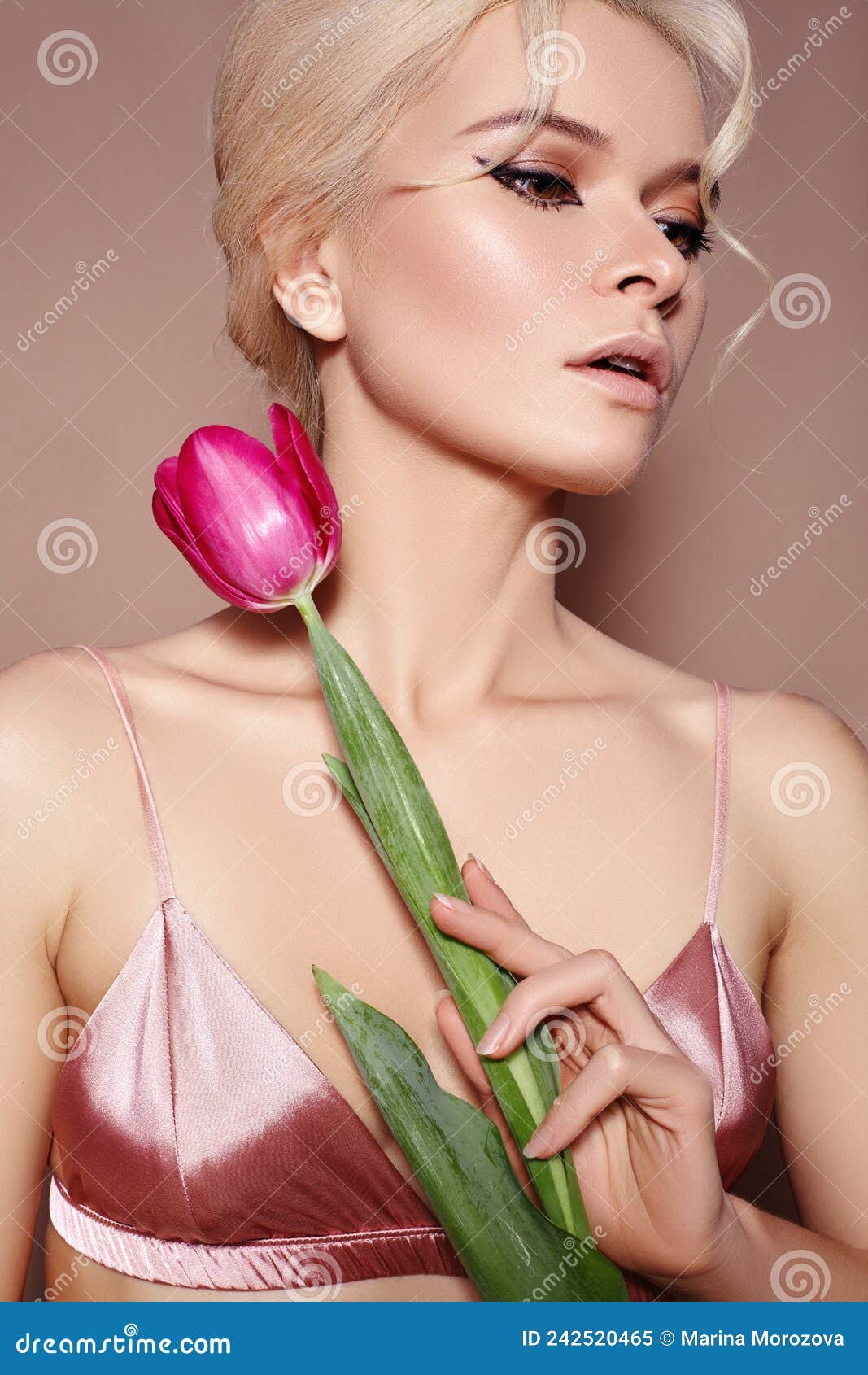 Maquiagem Da Primavera De Beleza Para a Garota Sensual. Mulheres Bonitas  Encaram De Perto. Linda Mulher Com Flores De Tulipas. Foto de Stock -  Imagem de atrativo, forma: 239545476