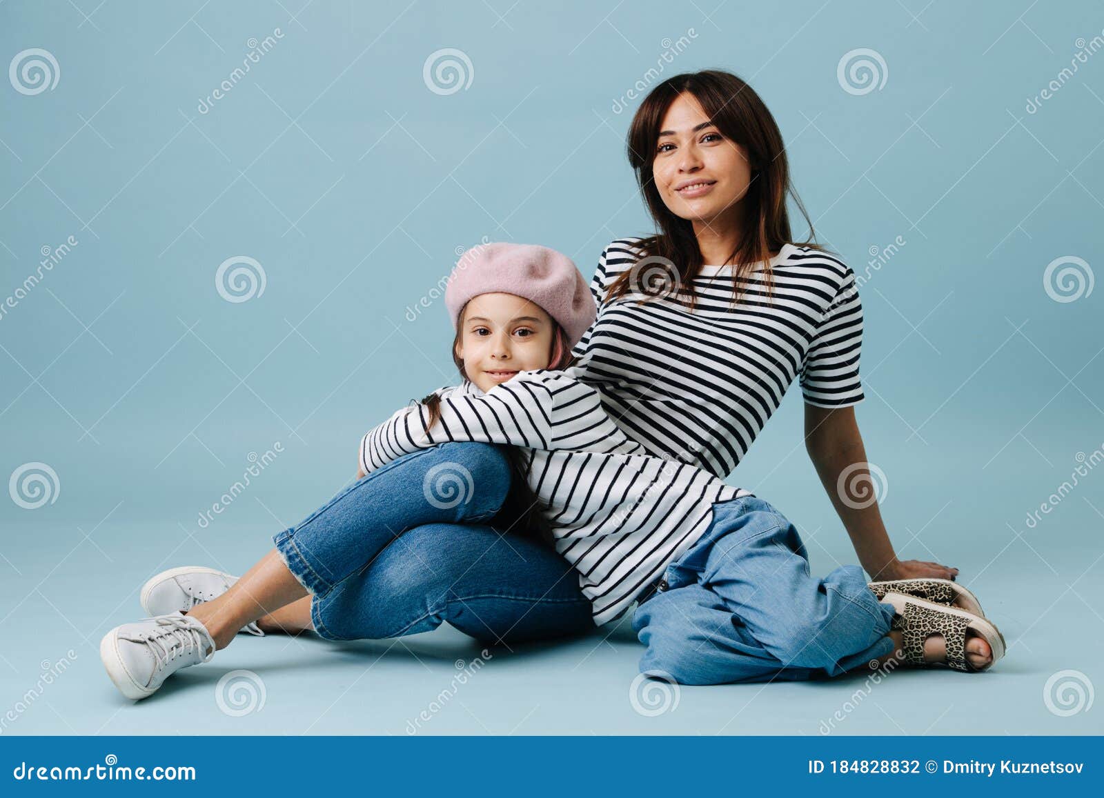 Linda Madre E Hija Sentadas En El Suelo Posando Para Una Foto Con La Misma  Ropa Foto de archivo - Imagen de lindo, hija: 184828832