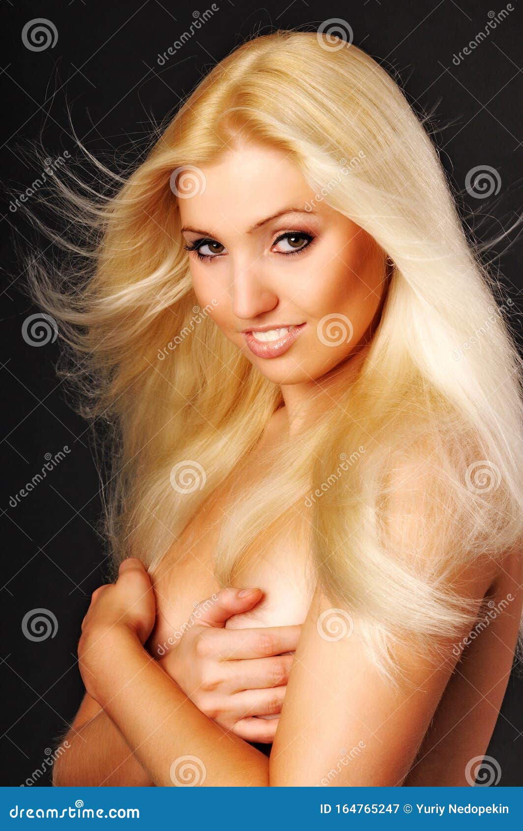 Linda Menina Loira Nua Olhando Para a Câmera Imagem de Stock - Imagem de  menina, forma: 164765247