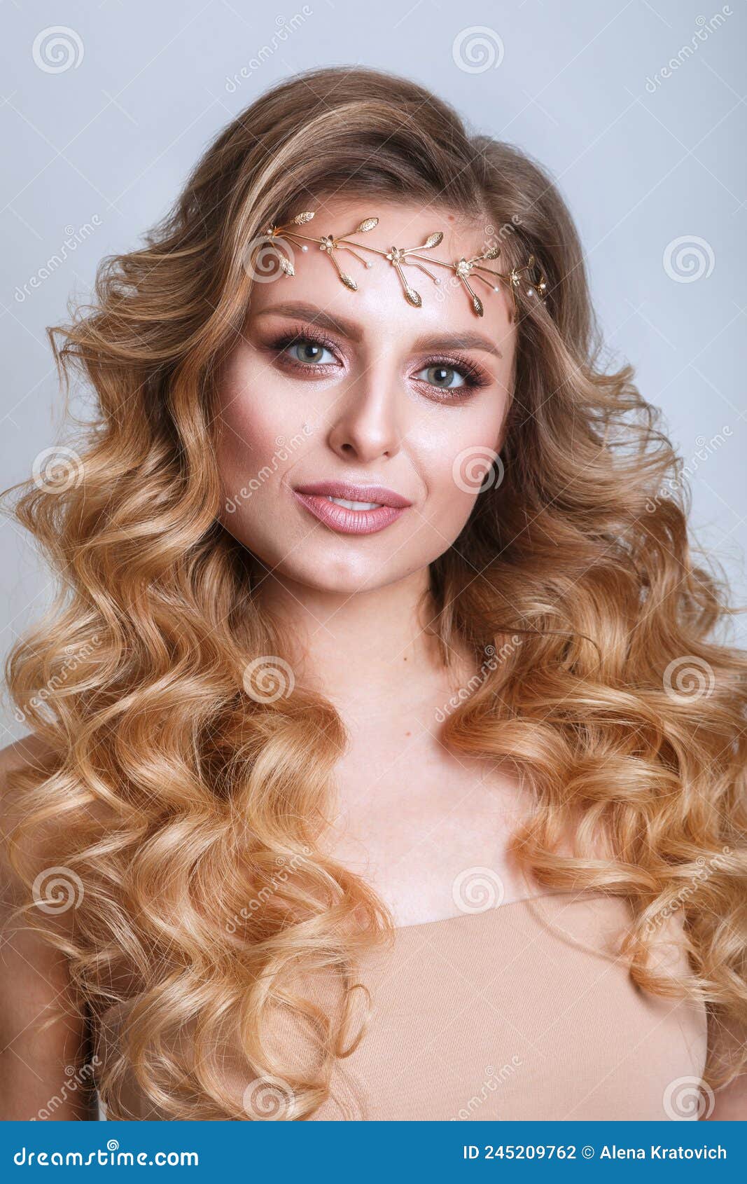 Beleza E Maquiagem Do Cabelo. Linda Modelo De Menina De Moda Com Cor De  Cabelo Loira Perfeita E Rosto Lindo. Mulher Sexy Atraente Com Cabelo  Ondulado Ondulado Longo Saudável Que Posa No