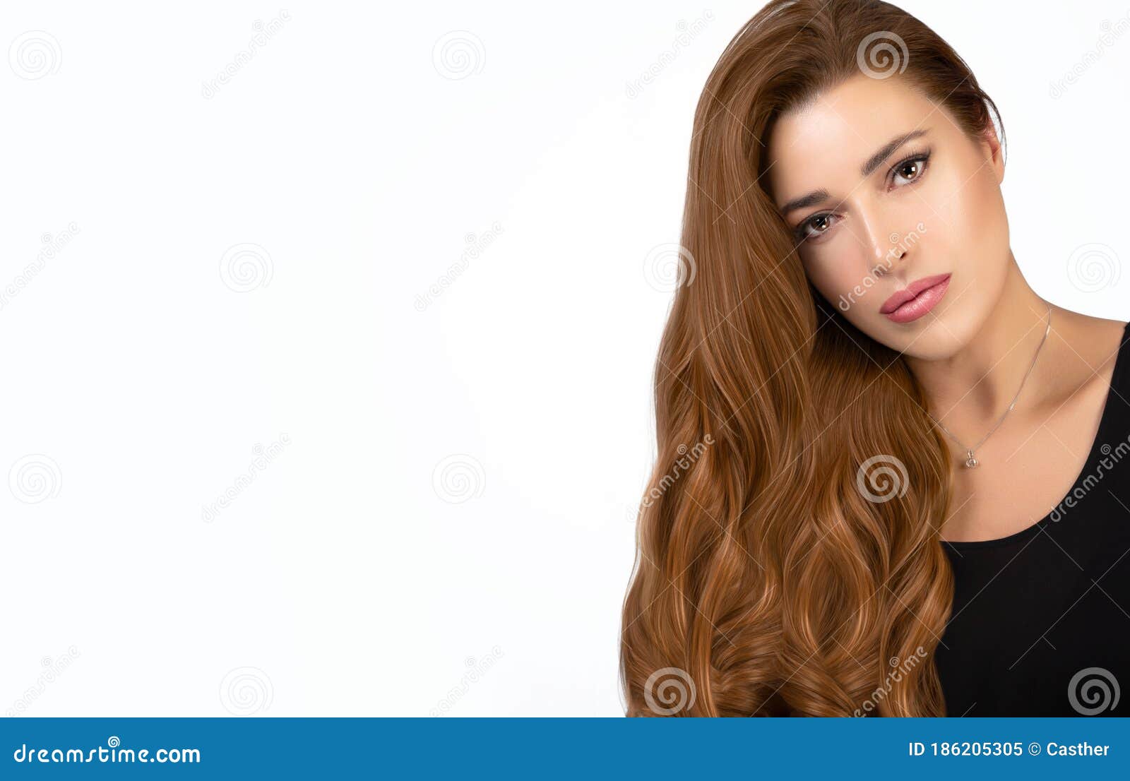 Cabelo. linda garota com cabelo longo ondulado e brilhante. mulher