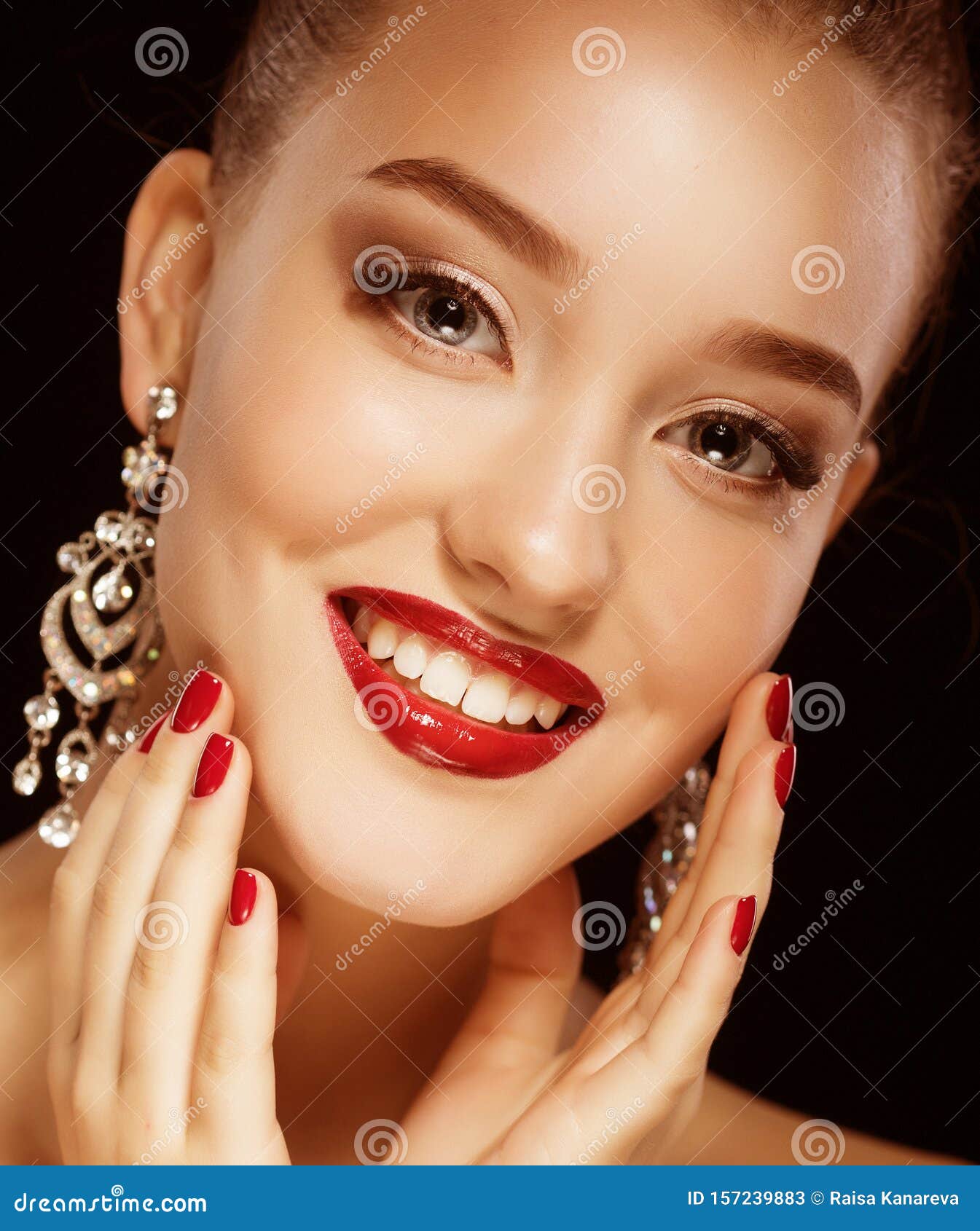 Menina bonita com uma maquiagem noite brilhante e manicure com