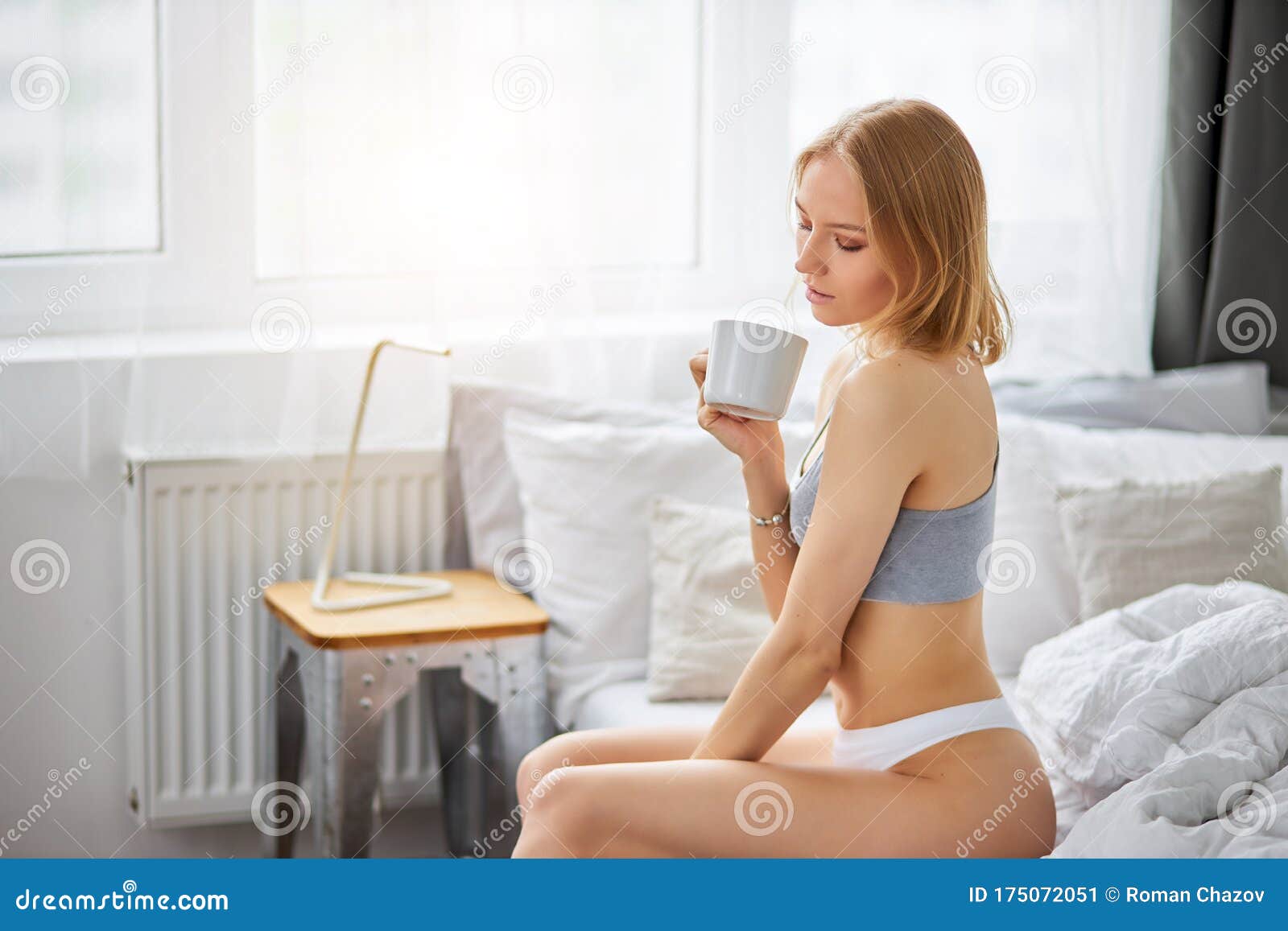 Linda Mujer Dulce En Ropa Interior Bebe Café Caliente O Té En La Cama  Imagen de archivo - Imagen de ocio, taza: 175072051