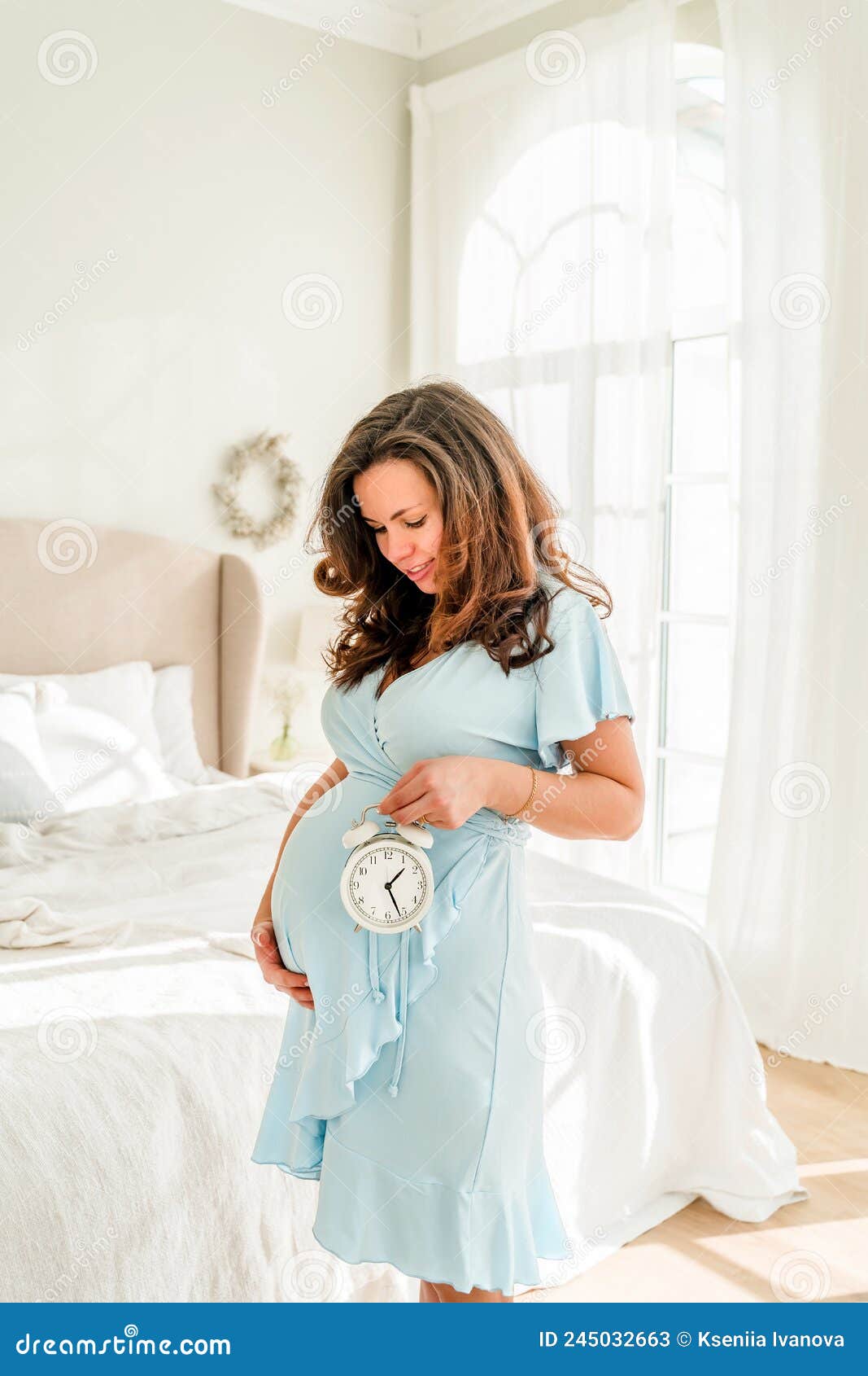 Linda Mujer Joven Embarazada Con Ropa Moderna En Habitación Blanca. El  Concepto De Maternidad Y Embarazo Imagen de archivo - Imagen de muchacha,  hermoso: 245032663