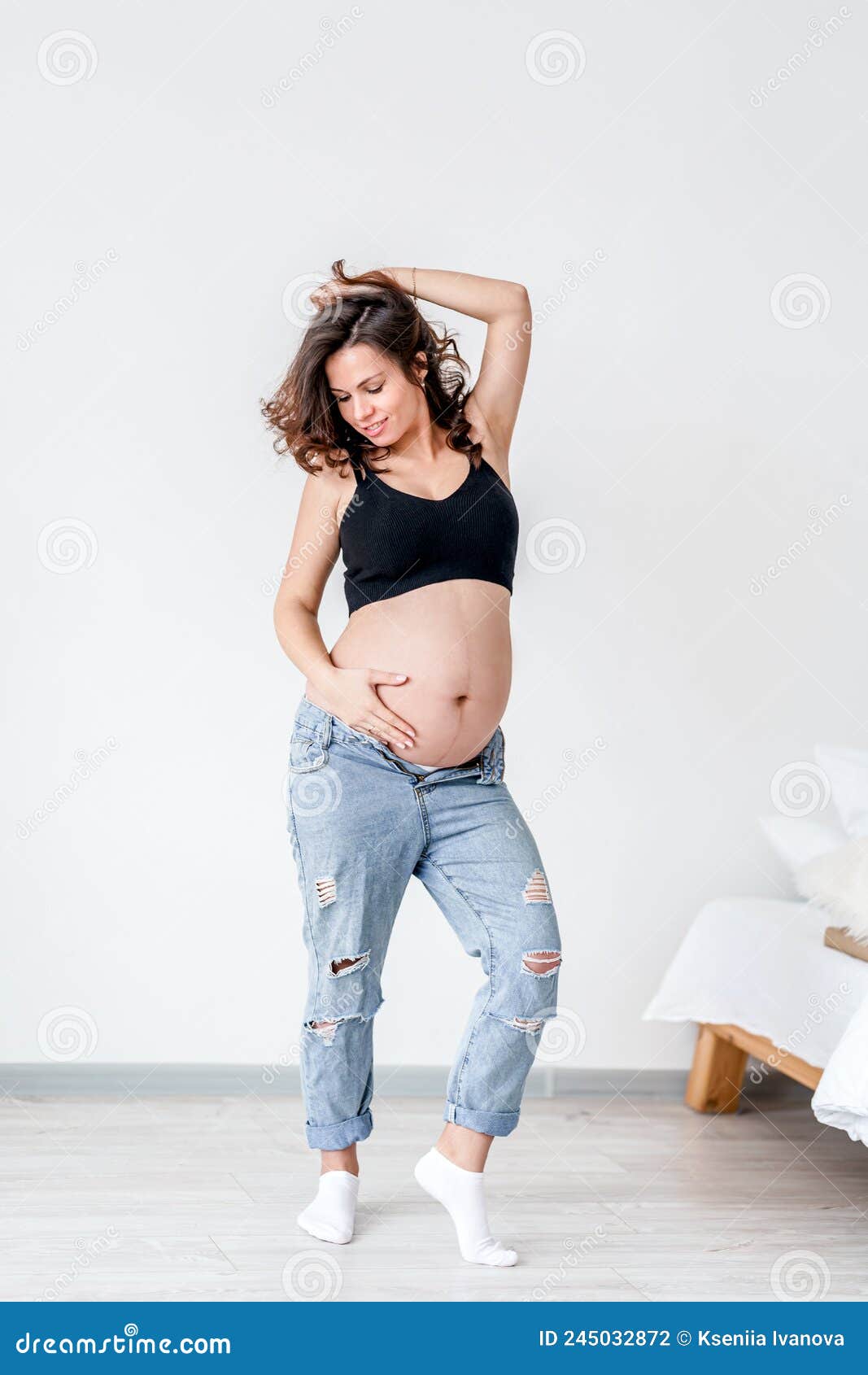 Linda Mujer Joven Embarazada Con Ropa Moderna En Habitación Blanca. El  Concepto De Maternidad Y Embarazo Imagen de archivo - Imagen de muchacha,  hermoso: 245032663