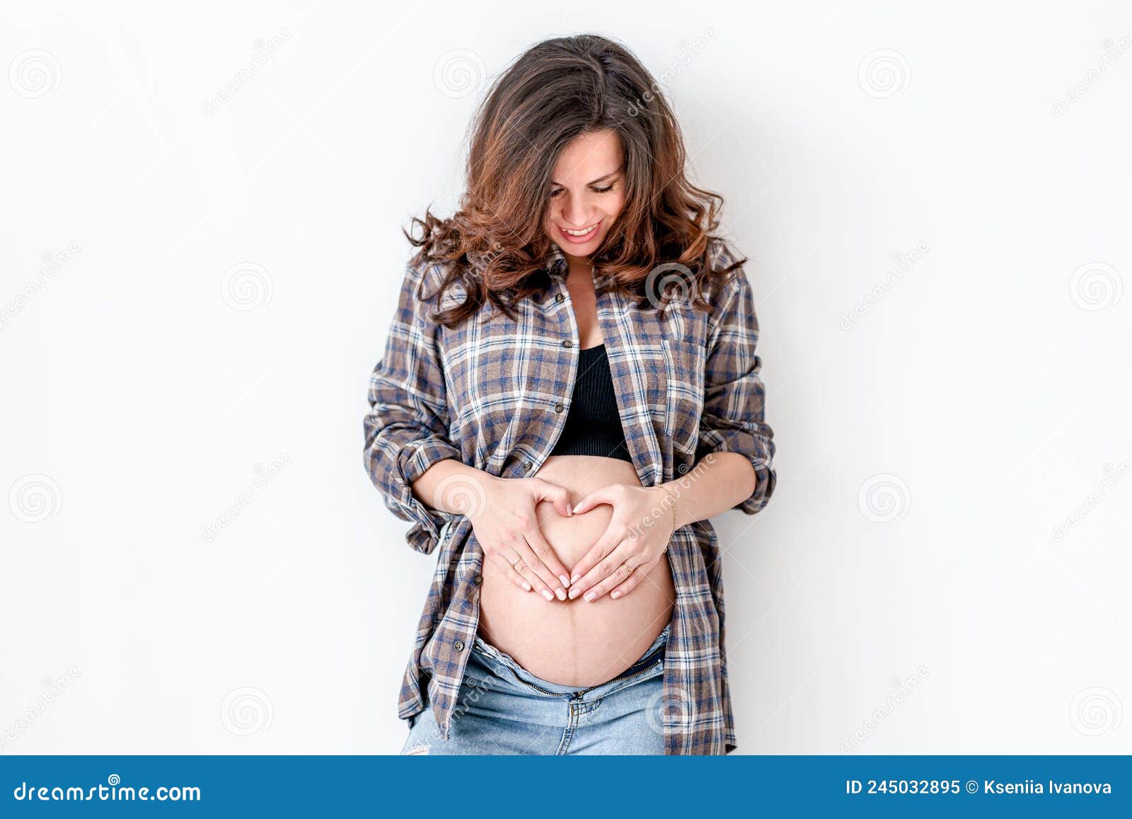 Linda Mujer Joven Embarazada Con Ropa Moderna En Habitación Blanca. El  Concepto De Maternidad Y Embarazo Imagen de archivo - Imagen de muchacha,  hermoso: 245032663