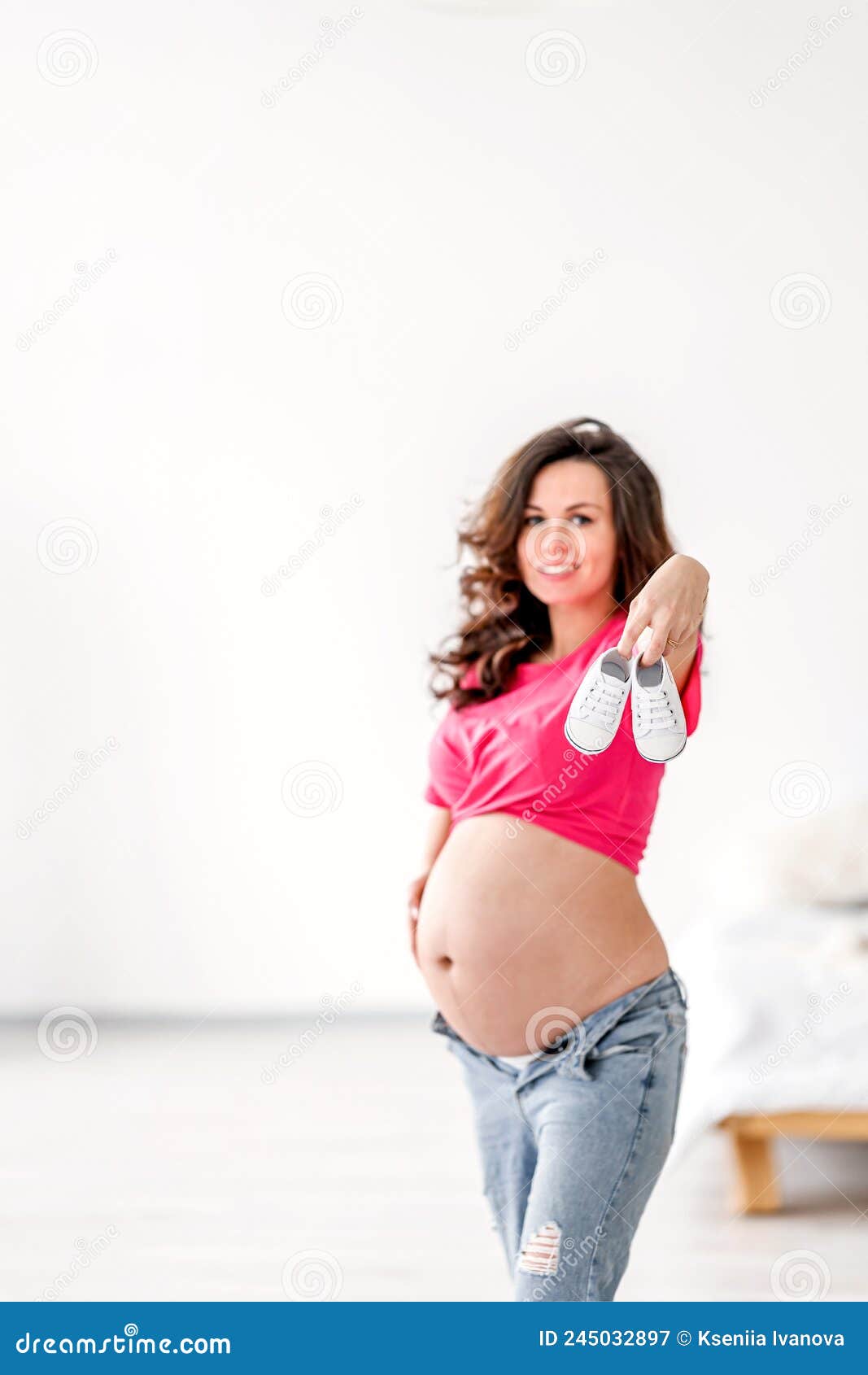 Linda Mujer Joven Embarazada Con Ropa Moderna En Habitación Blanca. El  Concepto De Maternidad Y Embarazo Imagen de archivo - Imagen de ropas,  belleza: 245032897