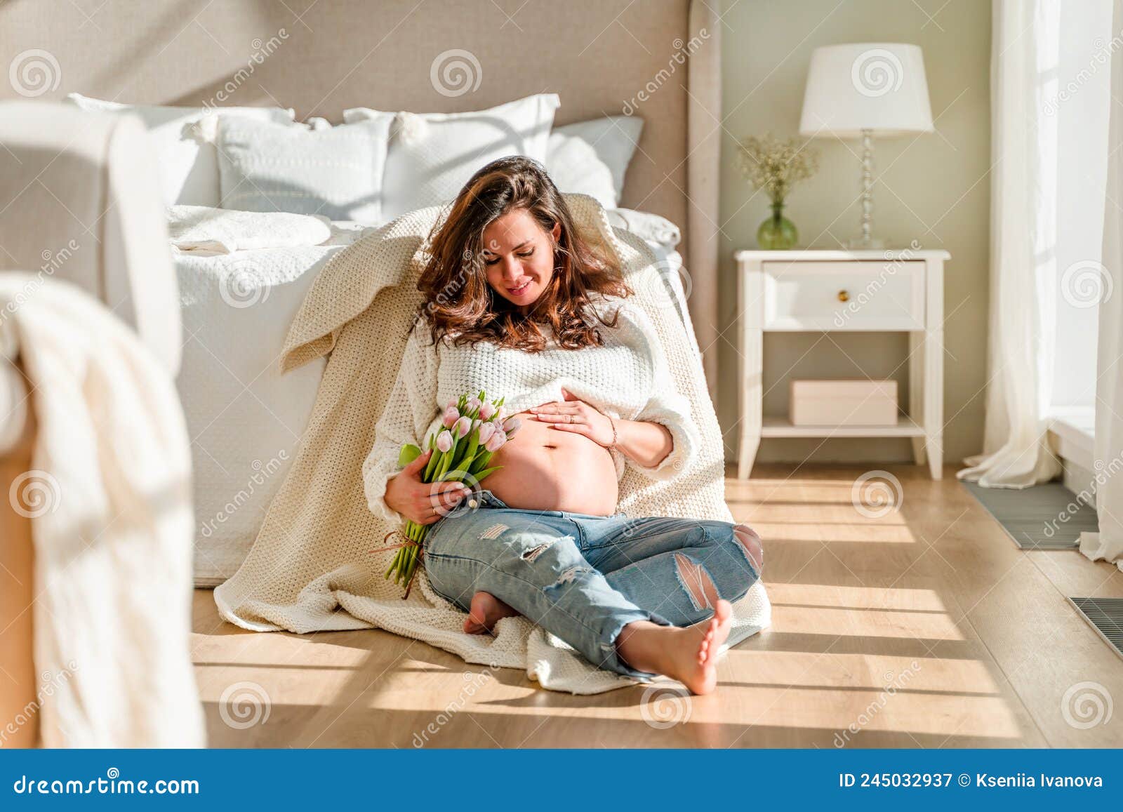 Linda Mujer Joven Embarazada Con Ropa Moderna En Habitación Blanca. El  Concepto De Maternidad Y Embarazo Imagen de archivo - Imagen de cuidado,  abdomen: 245032937