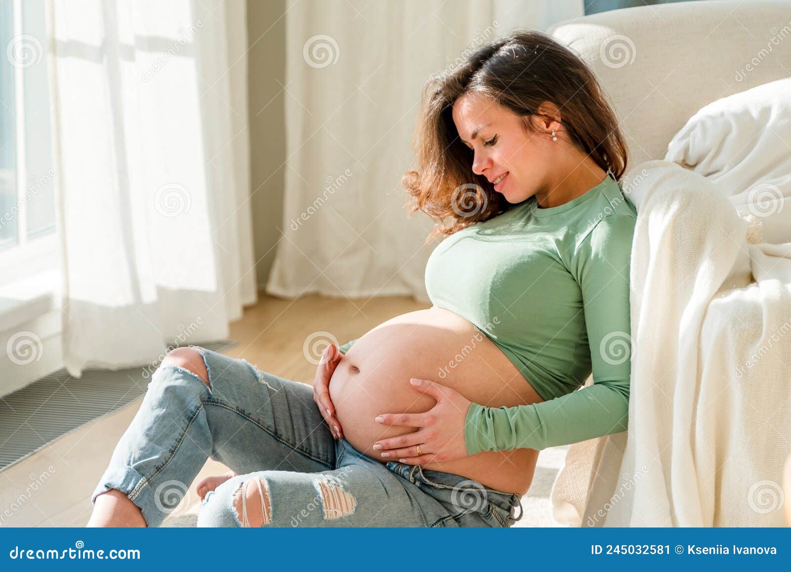 Linda Mujer Joven Embarazada Con Ropa Moderna En Habitación Blanca. El  Concepto De Maternidad Y Embarazo Imagen de archivo - Imagen de abdomen,  grande: 245032581