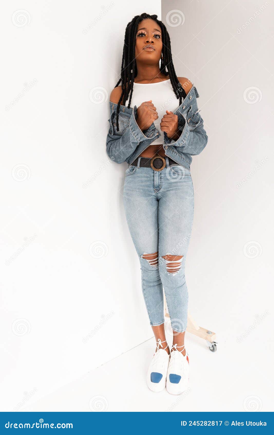 Linda Mulher Africana Moderna No Topo Da Moda Com Jeans Azul Sexy E Elegante  Em Sapatos Com Manchas Longas E Frias Fica Perto Imagem de Stock - Imagem  de revestimento, fresco: 245282817