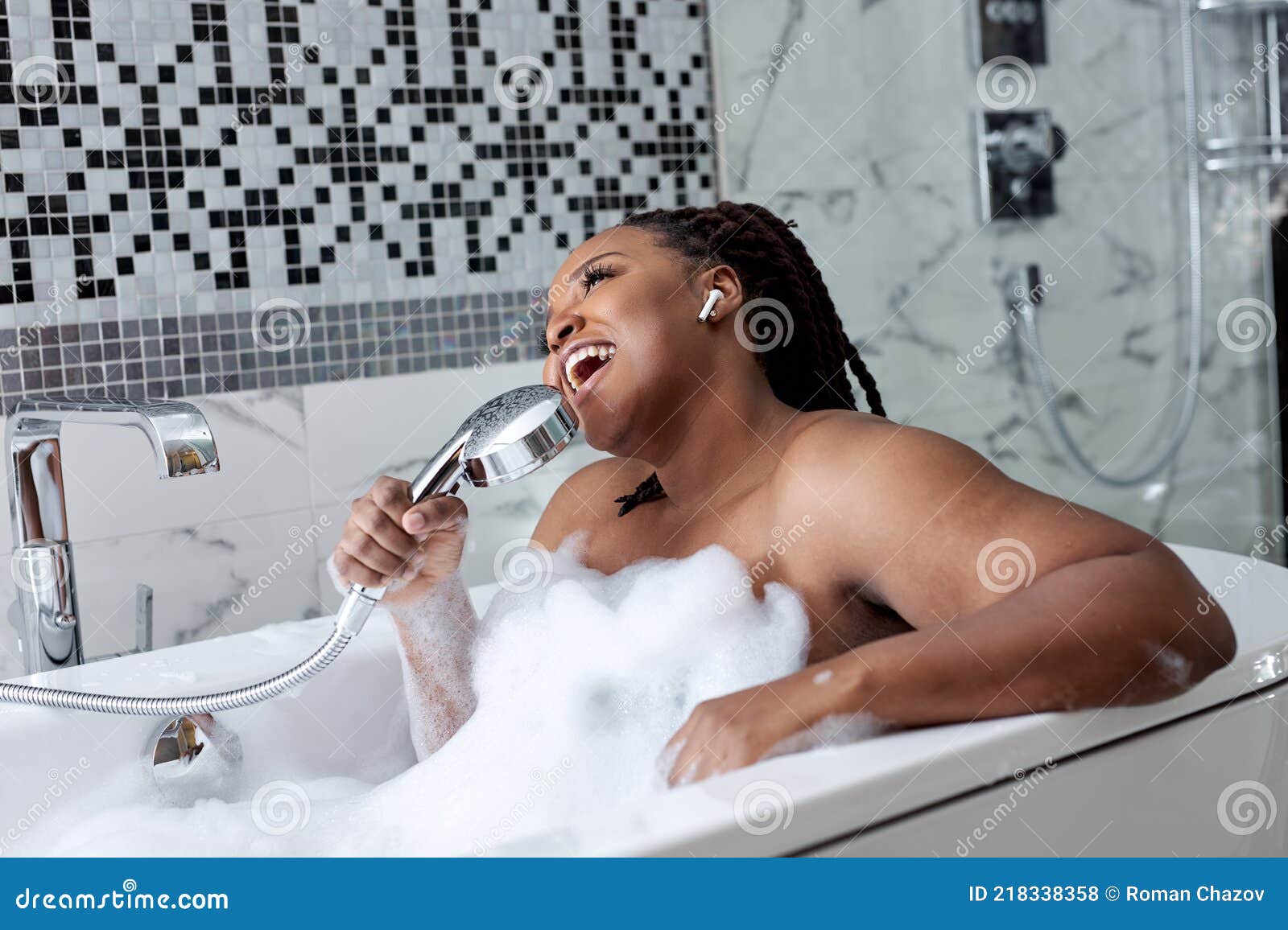 Linda tomando banho