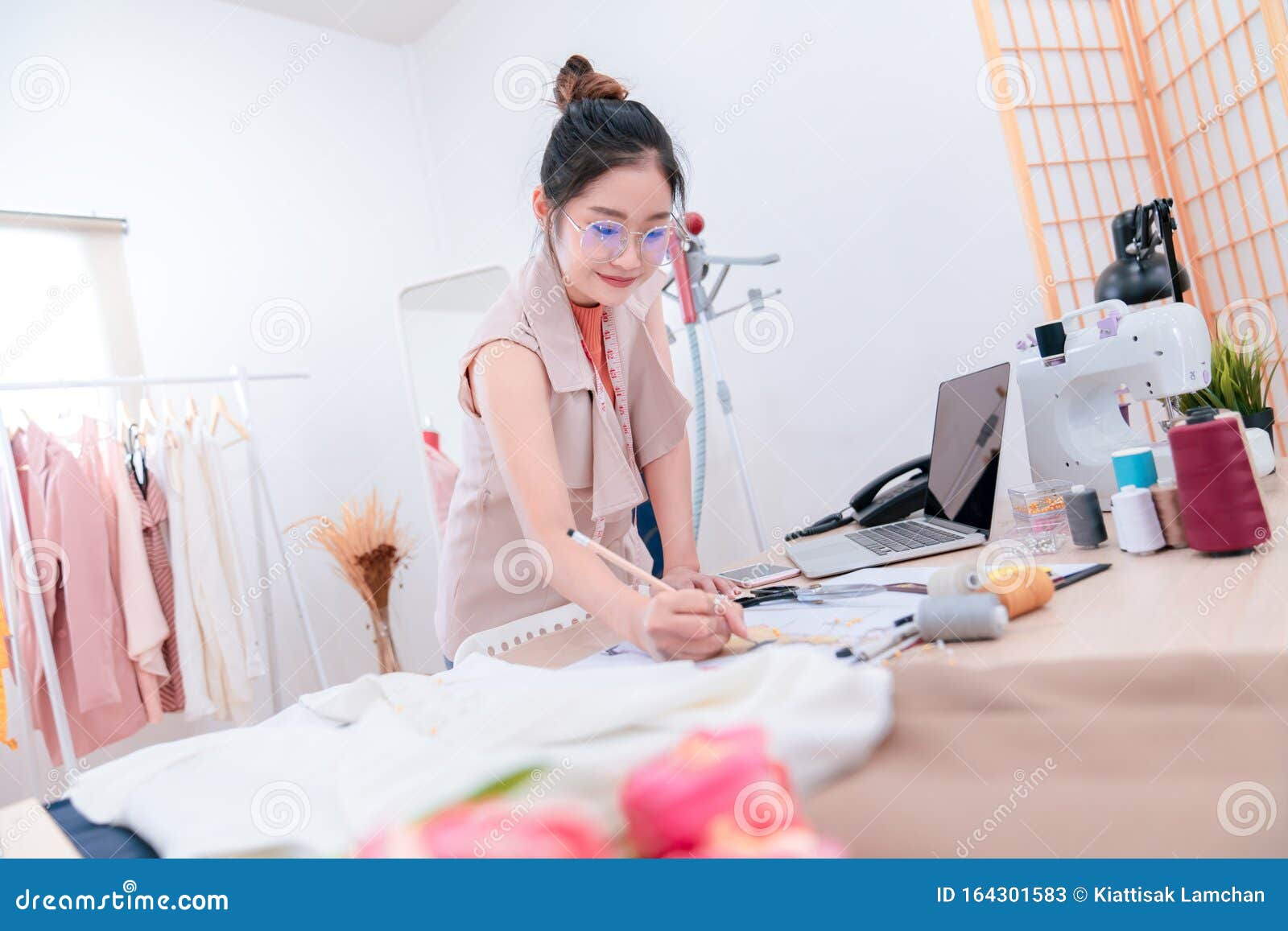 A Mulher Japonesa Está Escolhendo Roupas Para Comprar Imagem de Stock  Editorial - Imagem de desenhador, osaka: 175392219