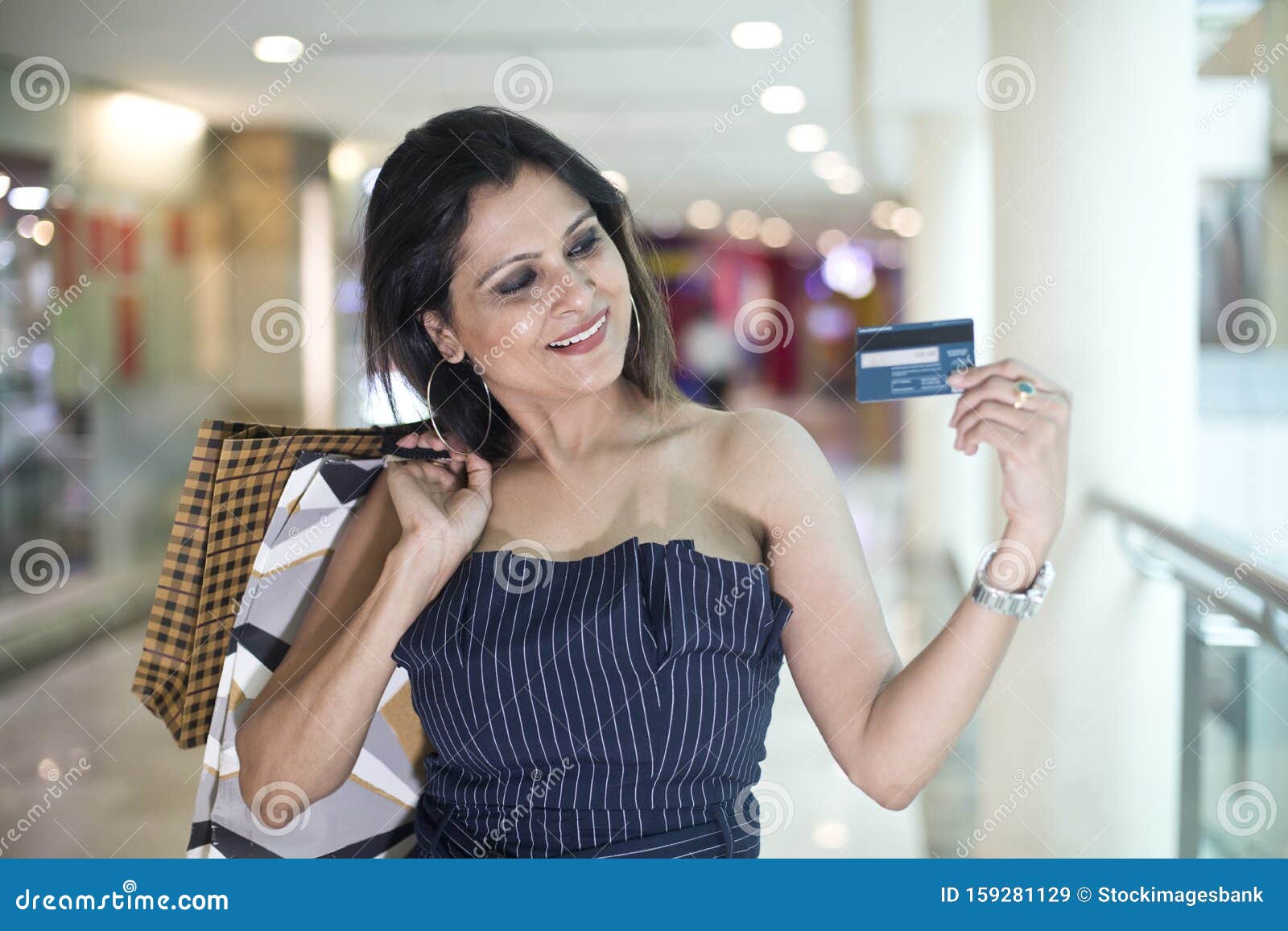 Linda Mulher Com Sacolas De Compras E Cartão De Crédito No Shopping Imagem  de Stock - Imagem de adulto, centro: 159281129