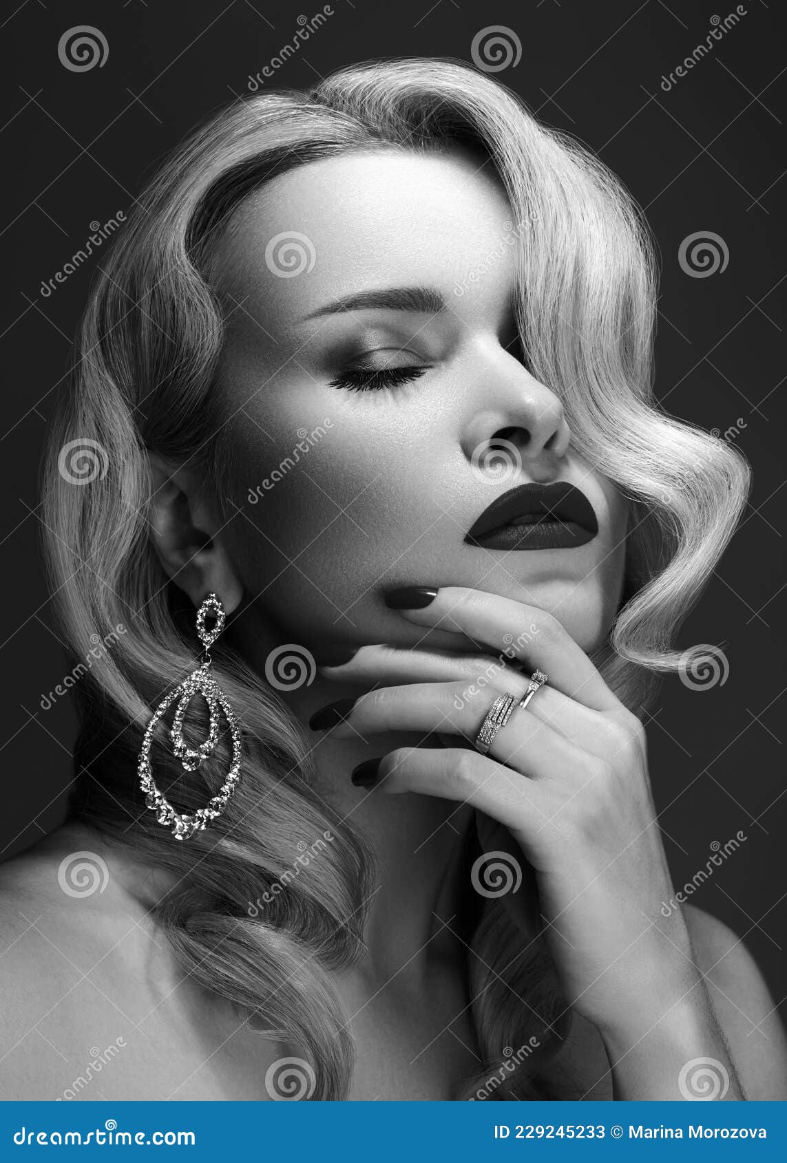 Retrato de uma linda mulher com um penteado de estilo vintage e joias foto  de stock