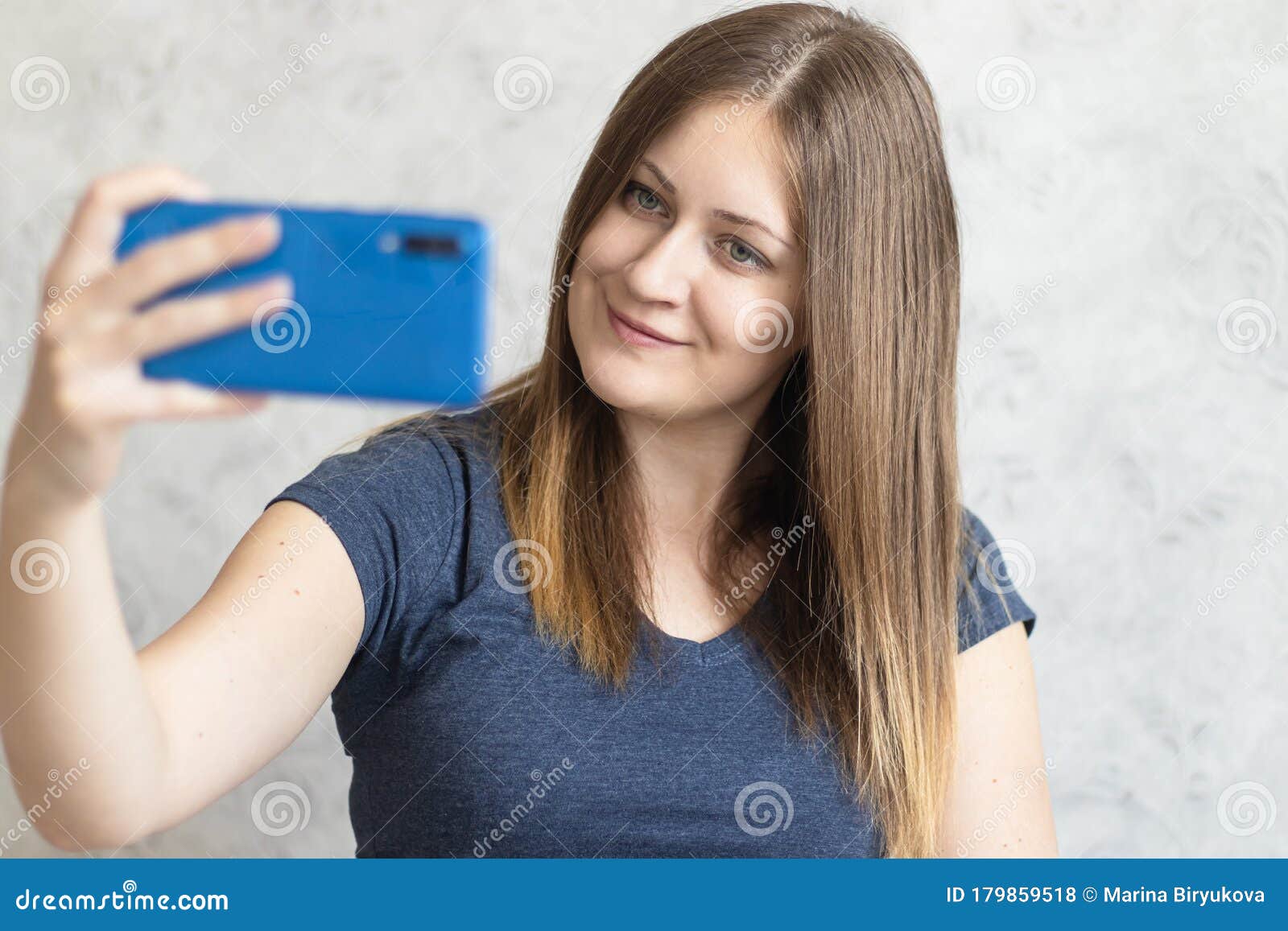 Meninas fazendo foto. garotas lindas e fofas com pele impecável fazendo  selfie de perto e mostrando seus rostos
