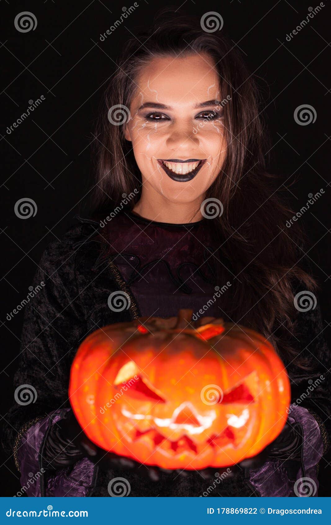 Jovem Mulher Com Máscara De Pintura De Halloween Vestindo Bruxa Negra  Assustadora Segurando Abóbora-macaca Imagem de Stock - Imagem de carnaval,  feriado: 195637671