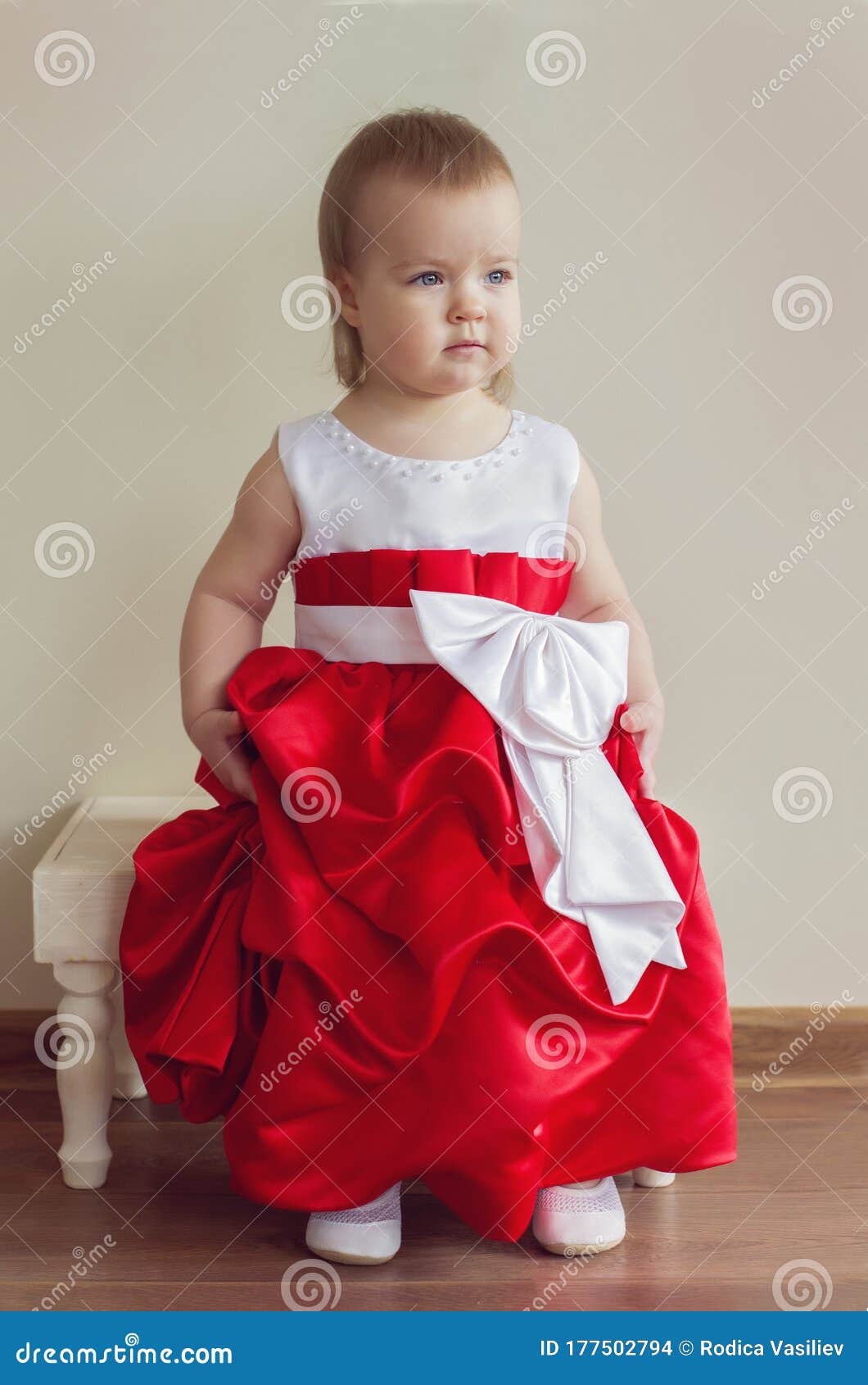 taburete identificación Todavía Linda Niña Bebé Con Un Vestido Rojo Y Blanco. Primavera Foto de archivo -  Imagen de felicidad, cabritos: 177502794