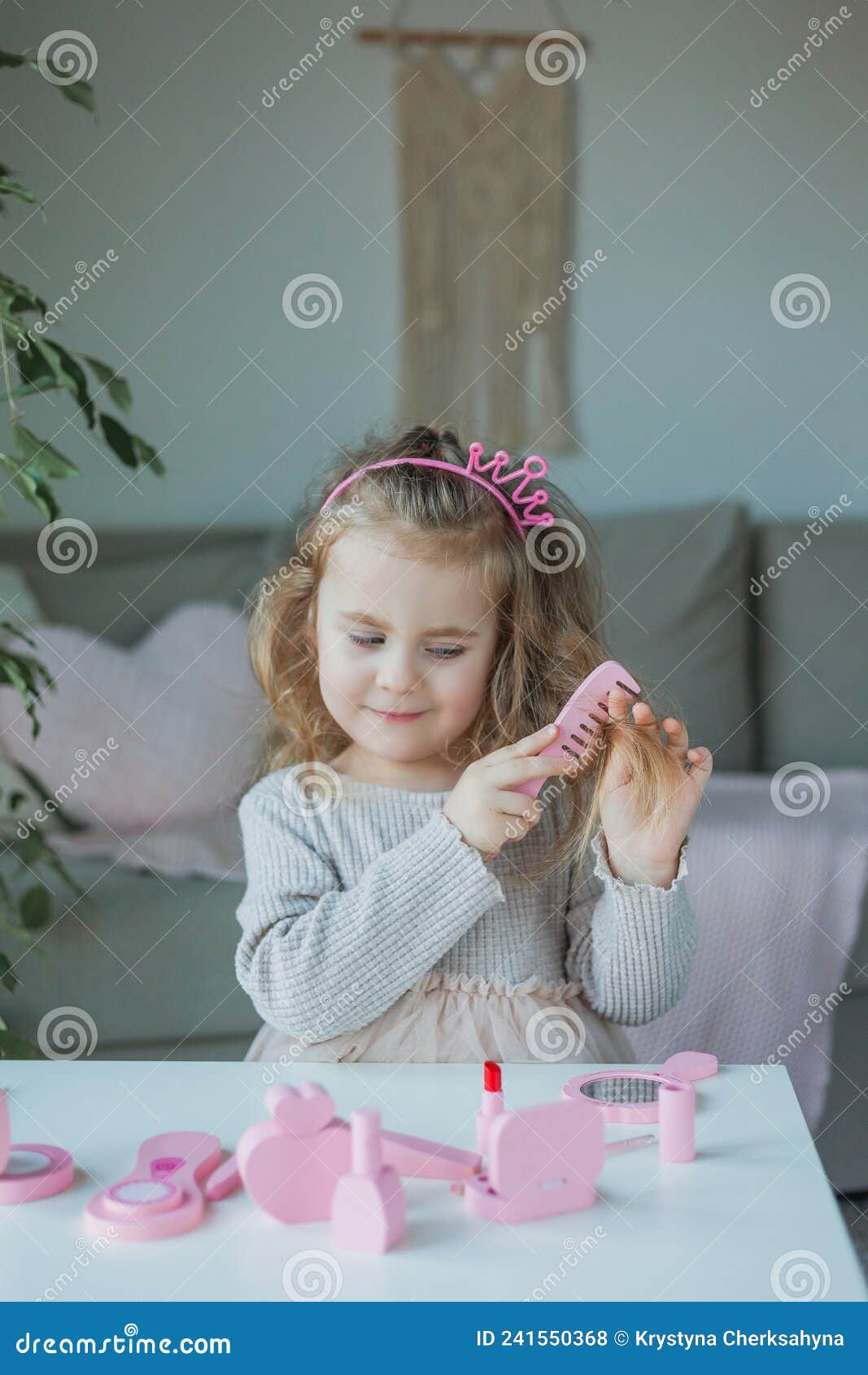 Una Niña Linda Está Jugando En Un Salón De Belleza. Hermosa Niña De 3 Años  Se Maquilla Con Cosméticos Para Niños En Casa. Primavera. Fotos, retratos,  imágenes y fotografía de archivo libres