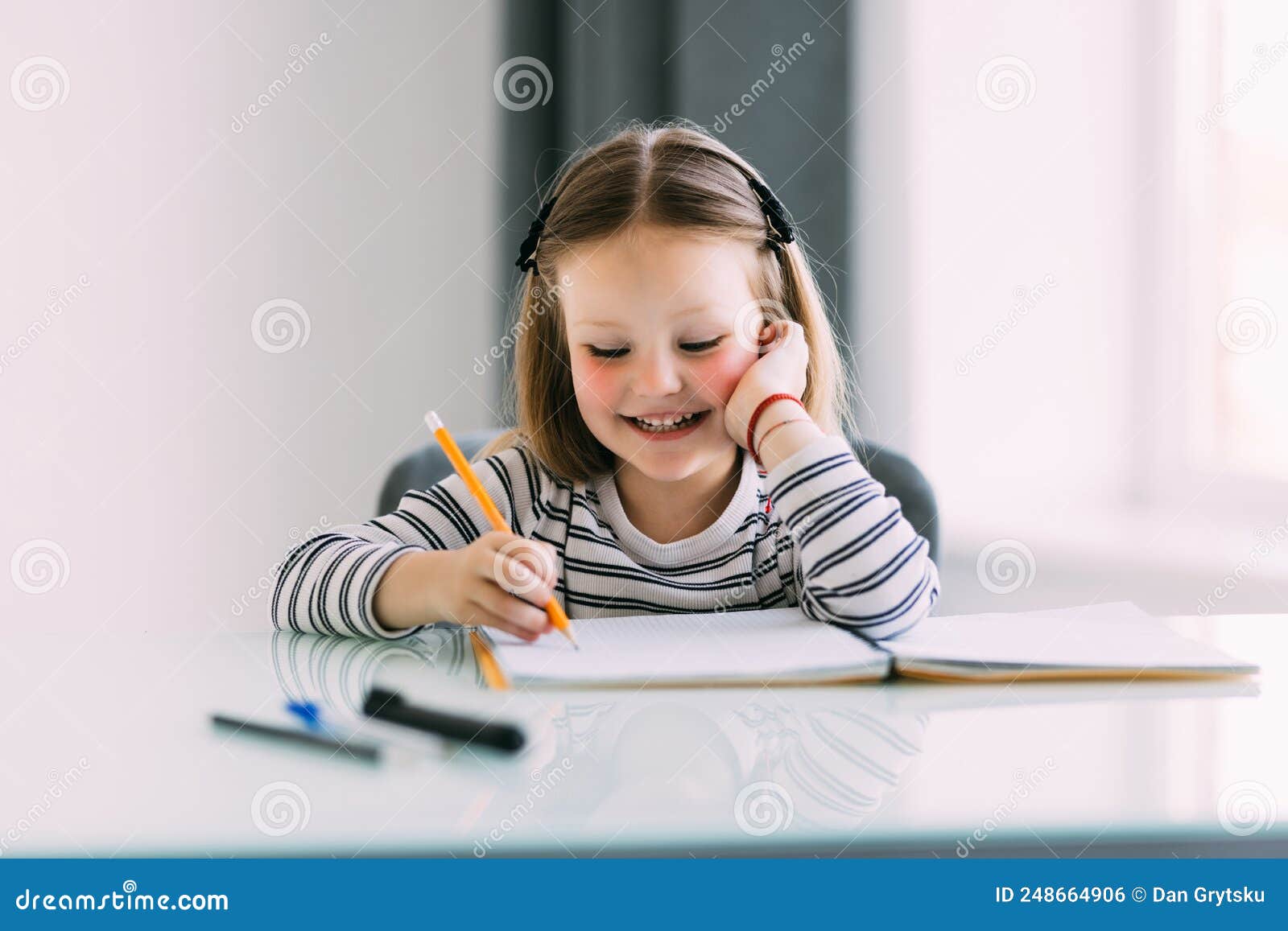 Linda chica leyendo un libro para colorear página para niños