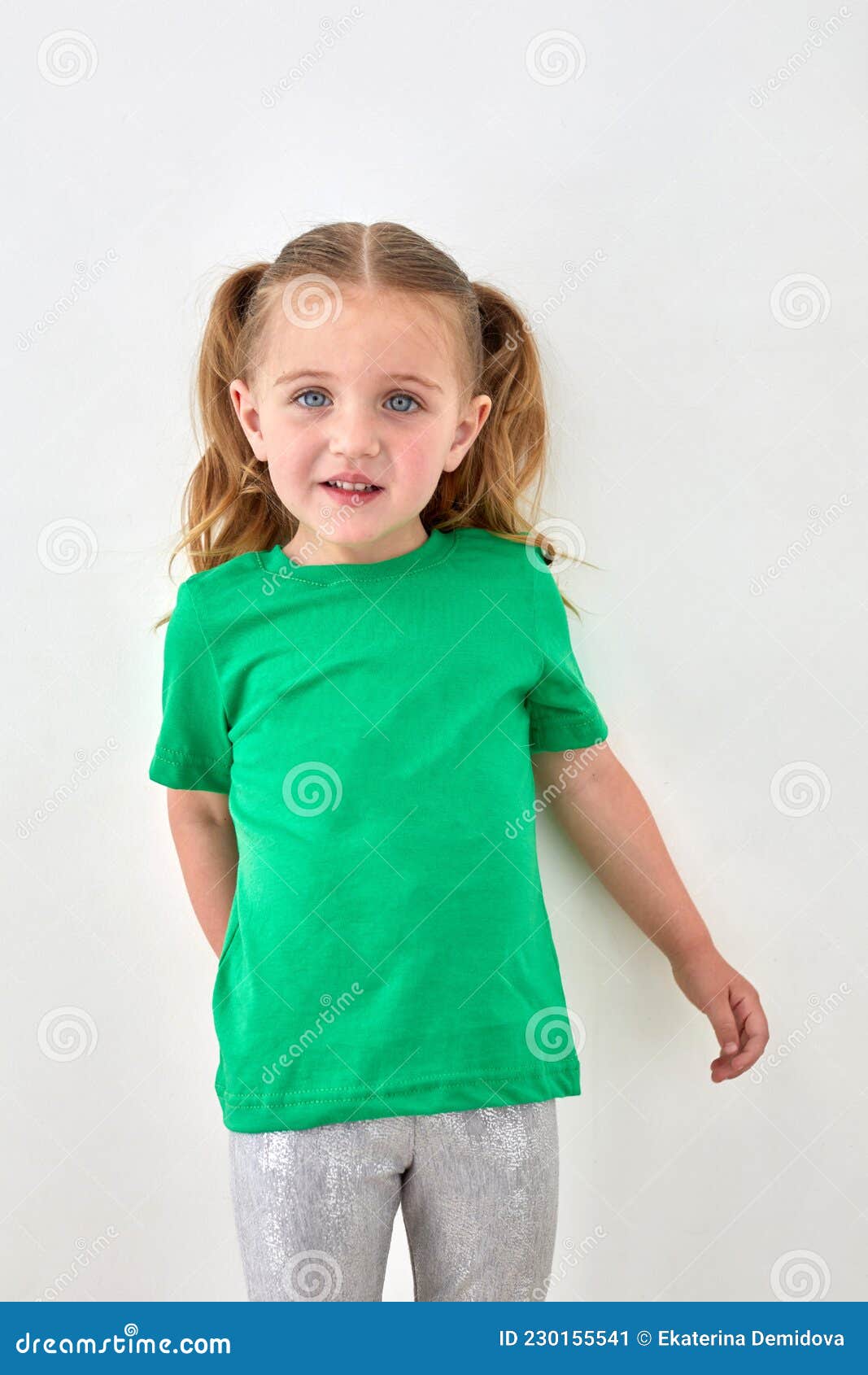 Linda Niñita Con Camiseta Verde Imagen de archivo - Imagen de tela, estilo:  230155541