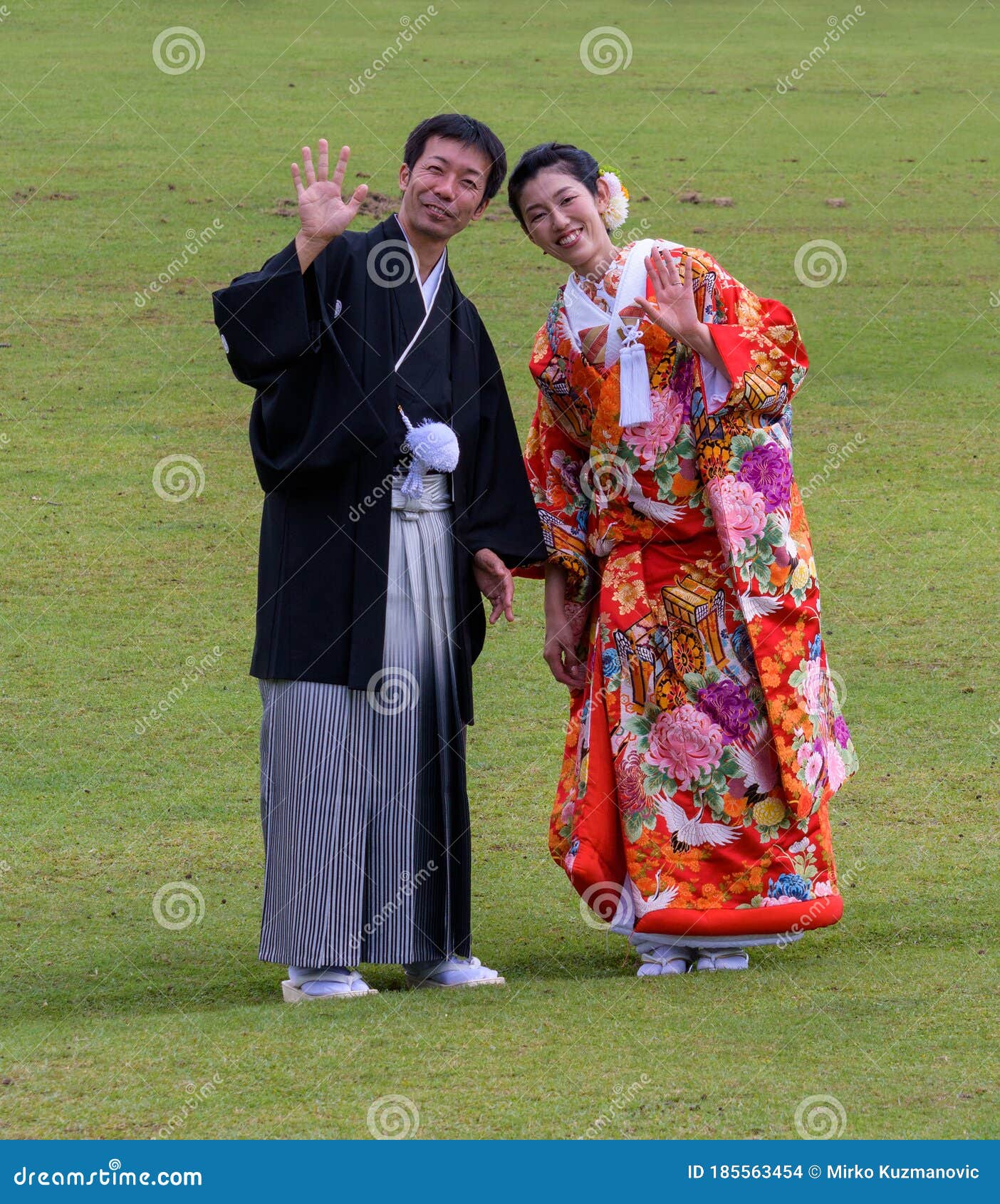 Linda Pareja Japonesa Con Coloridas Vestimentas Tradicionales En Nara Park  Japón Imagen de archivo editorial - Imagen de traje, ropa: 185563454