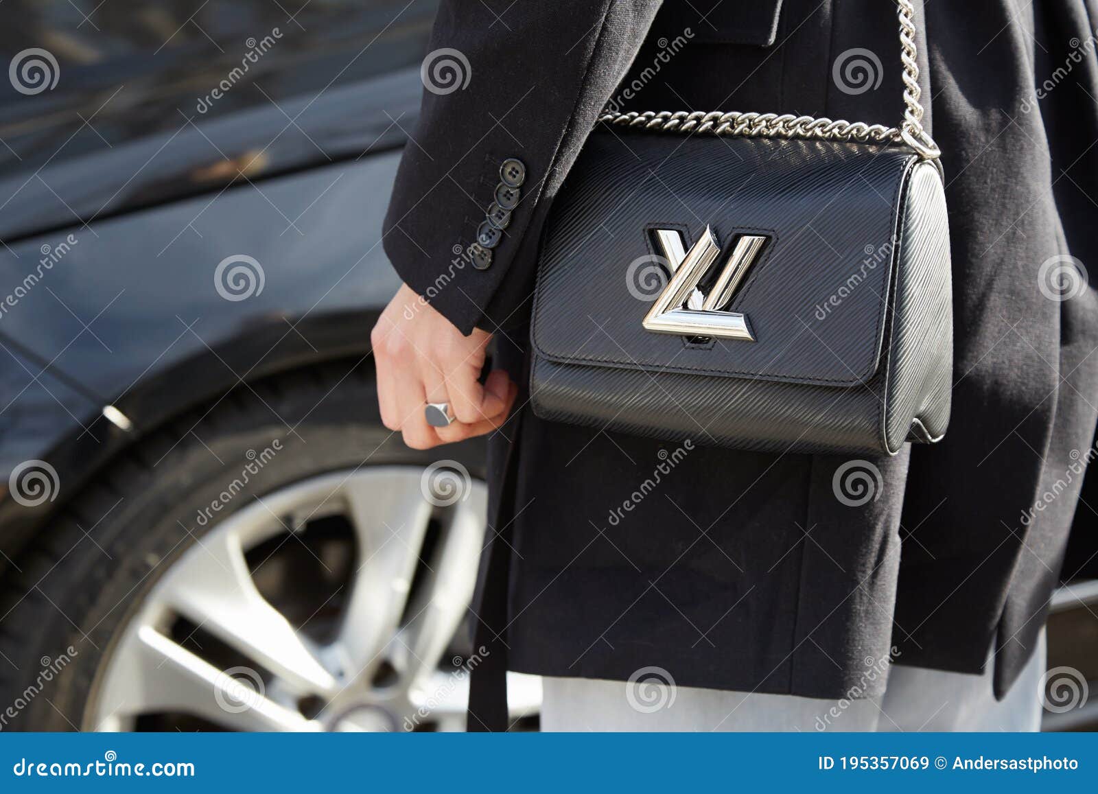 Linda Tol Con Louis Vuitton Twist Lock Bolsa Negra Antes Del