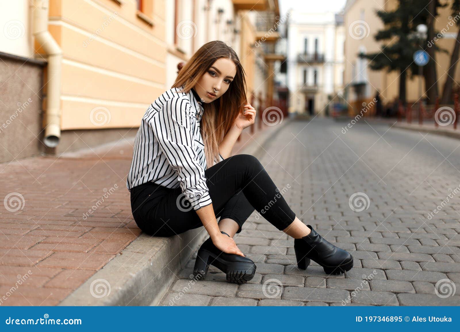 Hecho para recordar salario camisa Linda Y Fresca Joven Mujer Con Una Elegante Blusa a Rayas Blancas Y Negras  Con Pantalones a La Moda En Zapatos De Cuero Negro Con Imagen de archivo -  Imagen de muchacha, modelo: 197346895