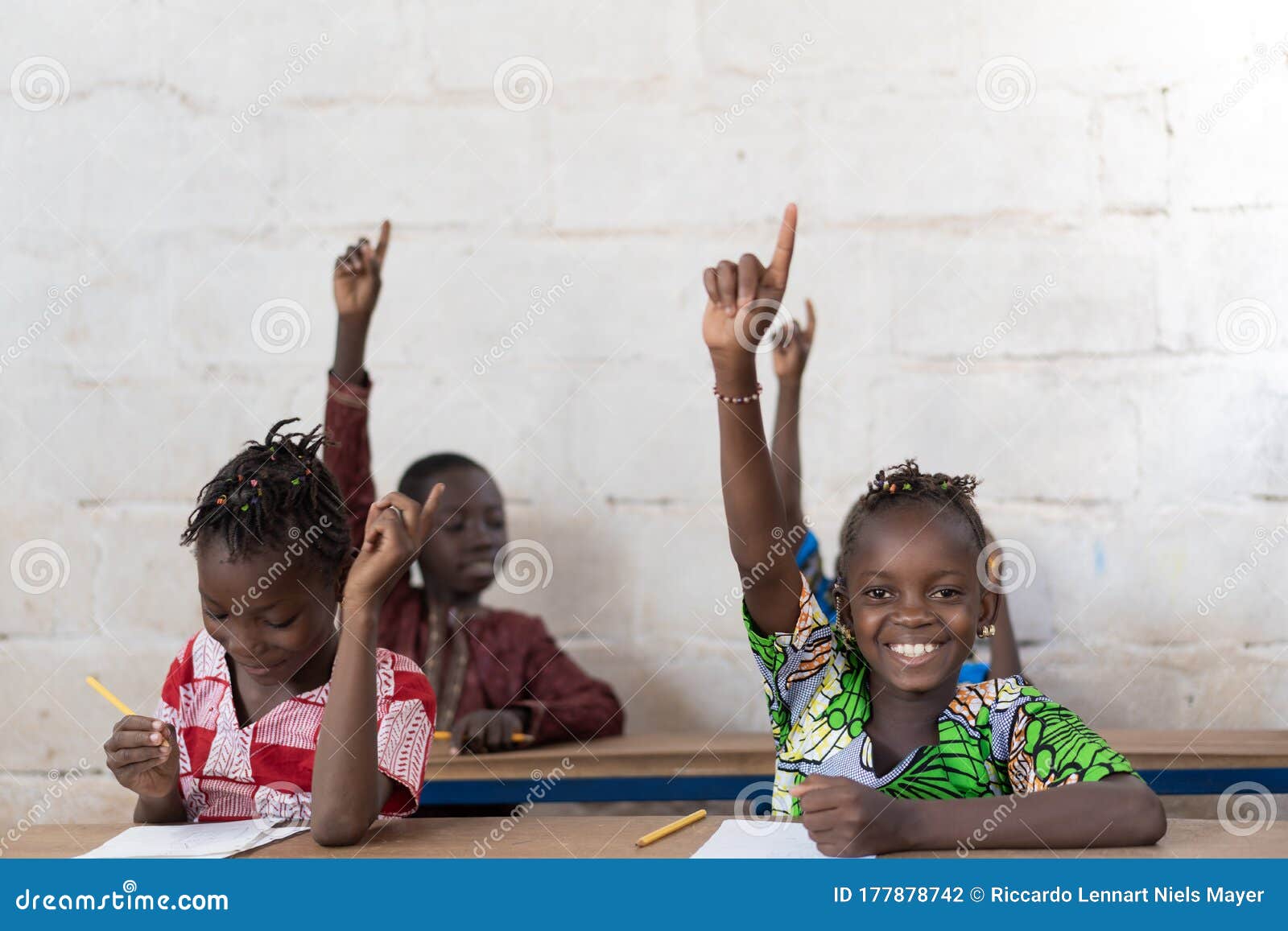 Meninos africanos estudam educação on-linecrianças assistindo