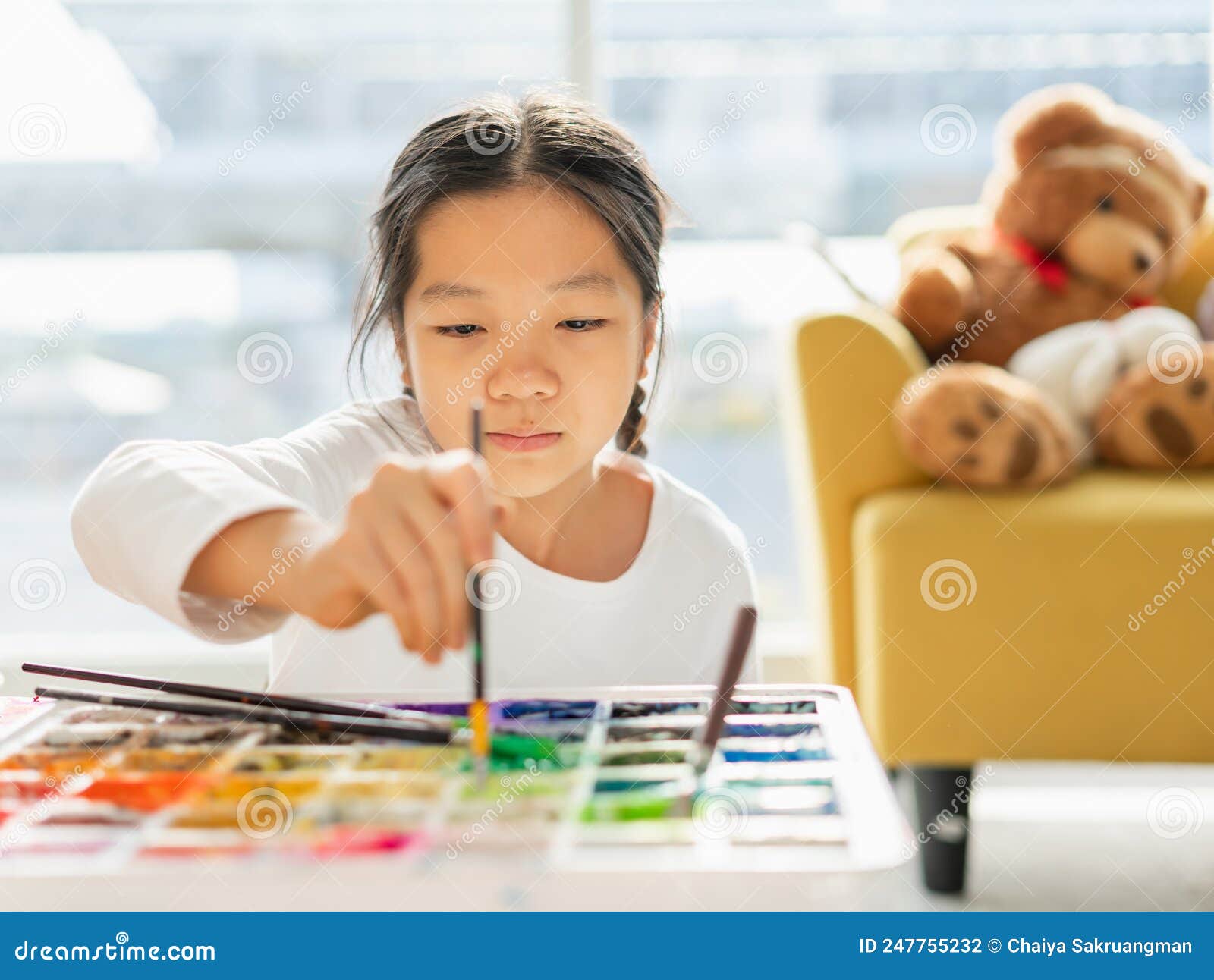 Foto Caucasiana bela jovem professora ensinando arte para crianças