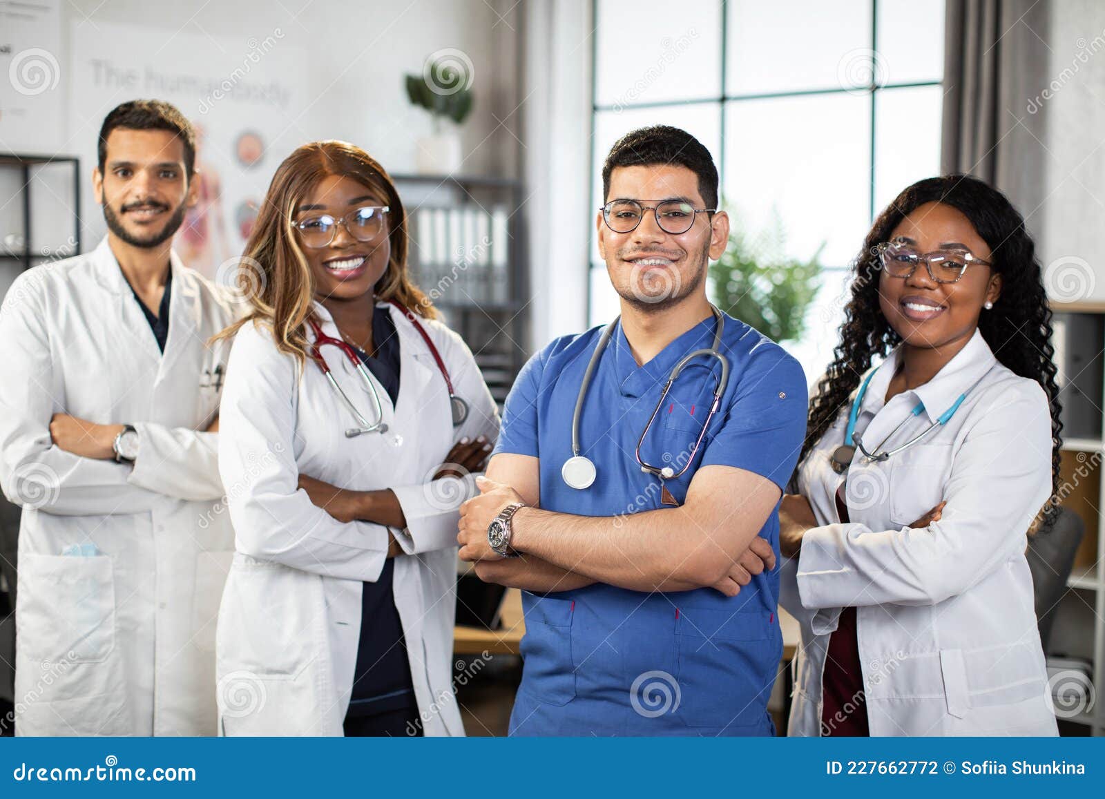 Mulher bonita, médica, vestida com uniforme médico, pintando