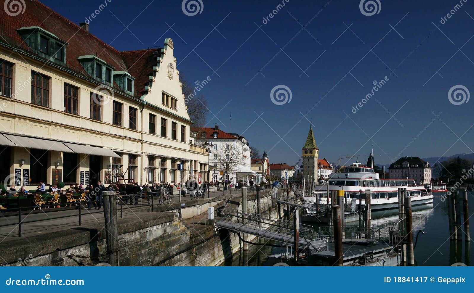 Den byggda Österrike bavarianbron förband lindau för laken för ön för den constancegermany hamnen little fastlandet delad liten switzerland town