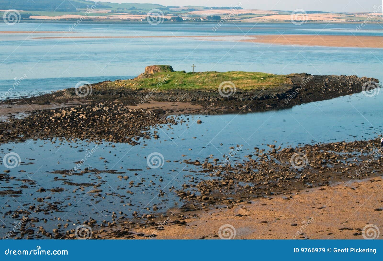 Lindisfarne. Het kijken terug over het overzees naar een klein eiland