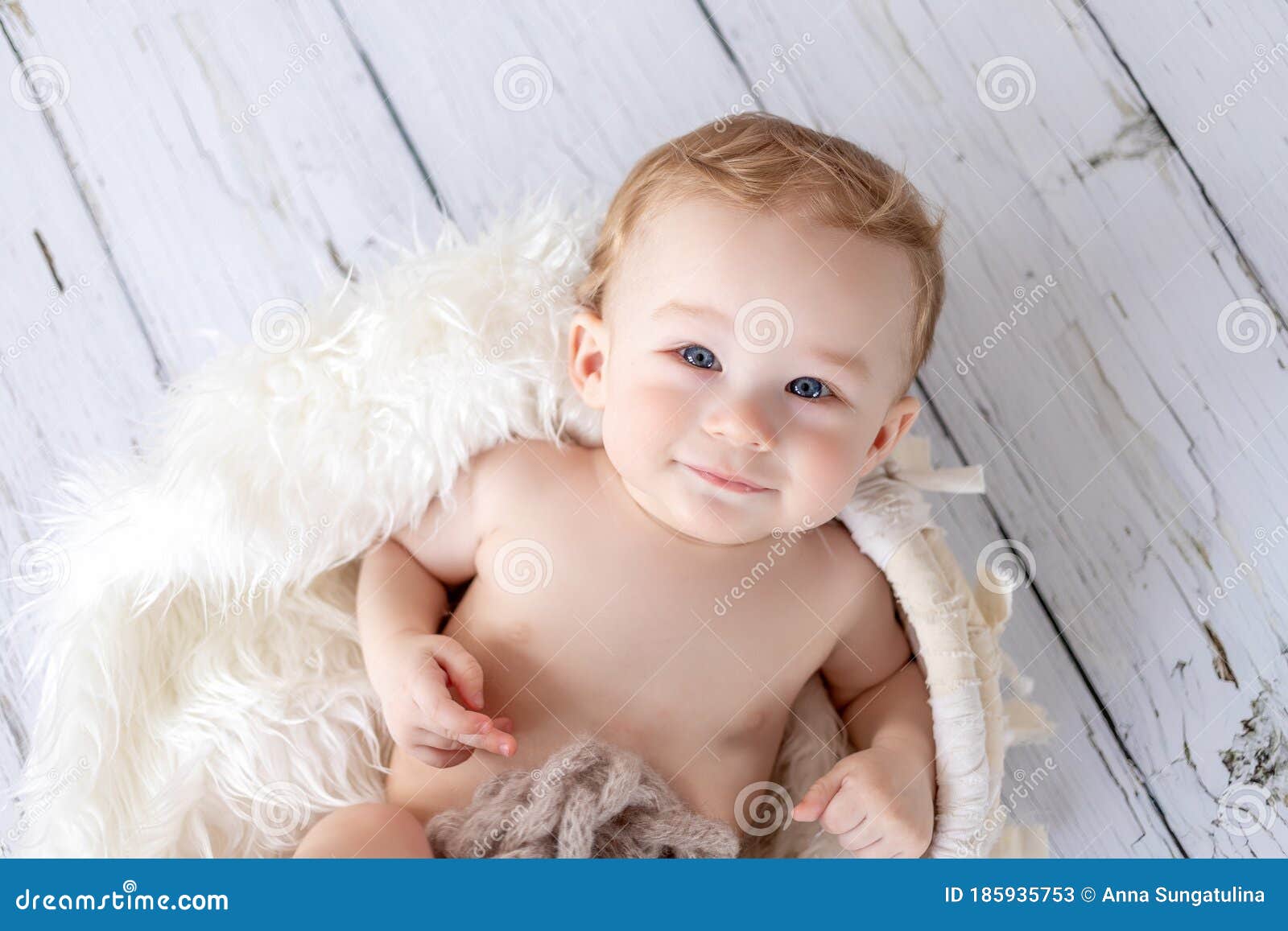 Lindo Bebé De 8 Meses De Edad Miente Y Mira a La Cámara Bebé Como Un ángel  Con Pelo Rizado Blanco Imagen de archivo - Imagen de bebé, rizado: 185935753