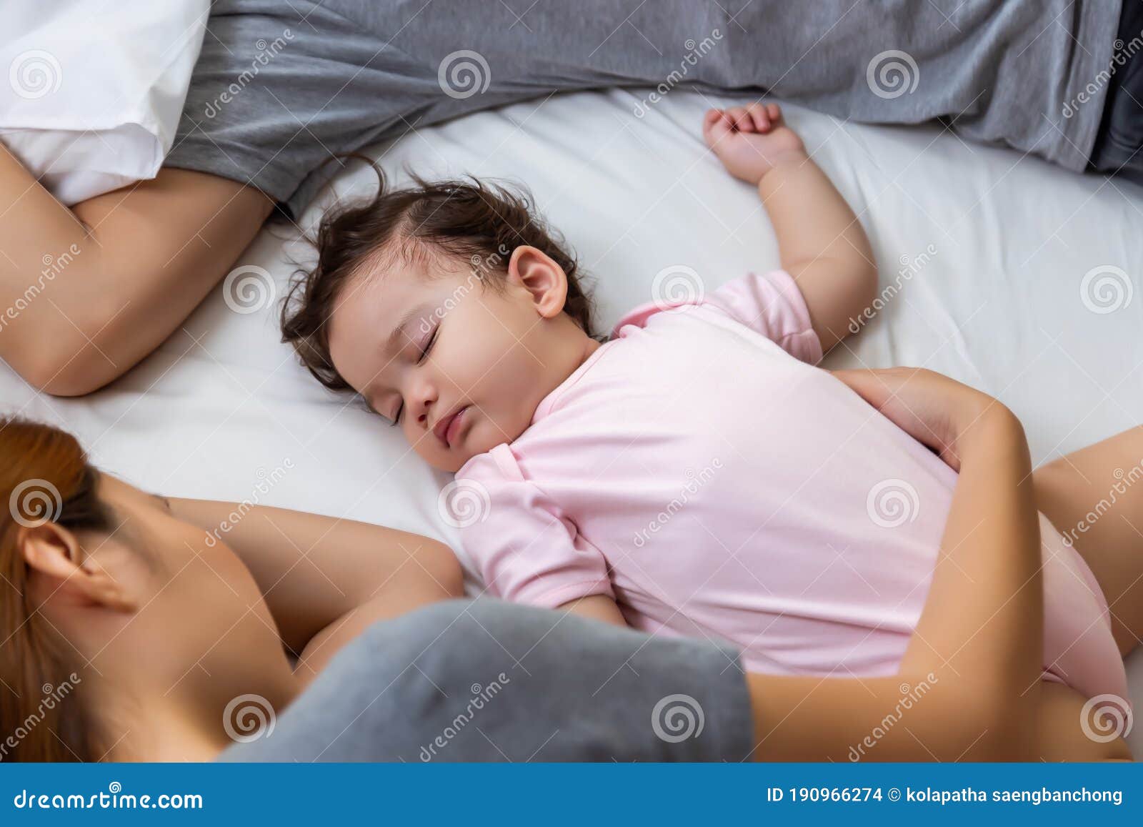 Lindo Bebe Durmiendo En Medio De Un Padre Mientras Su Padre Y Su Madre Duermen Tambien Al Acostarse Y Su Madre Abrazan A Su Bebe Foto De Archivo Imagen De Adorable Lindo Bebe Durmiendo En Medio De Un Padre Mientras Su Padre Y Su Madre Duermen Tambien Al Acostarse Y Su Madre Abrazan A Su Bebe Foto De Archivo Imagen De Adorable