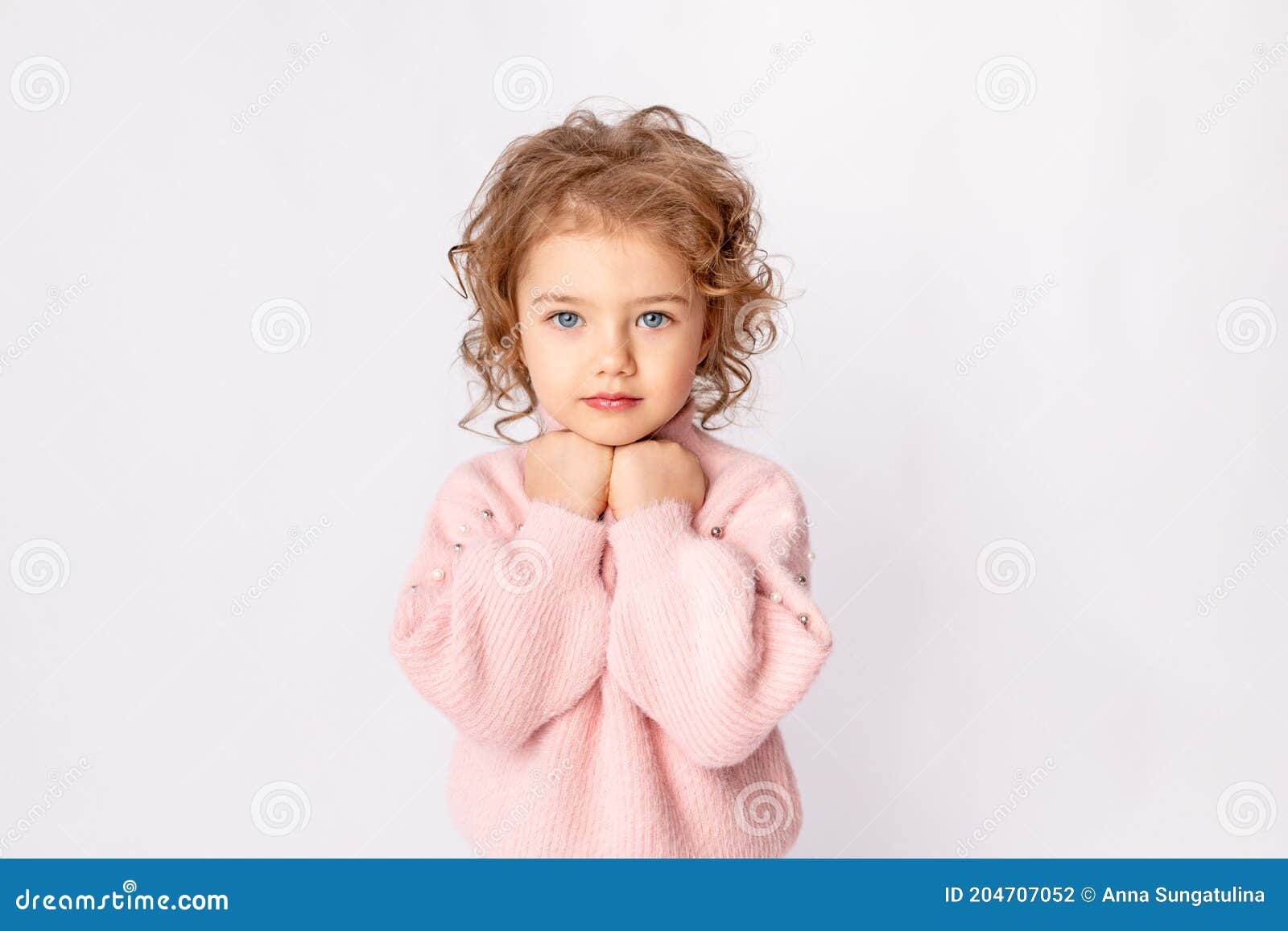 favorito dañar Fascinante Lindo Bebé Niña En Rosa Ropa De Invierno En Blanco Espacio De Fondo Para  Texto Foto de archivo - Imagen de ropas, rosa: 204707052