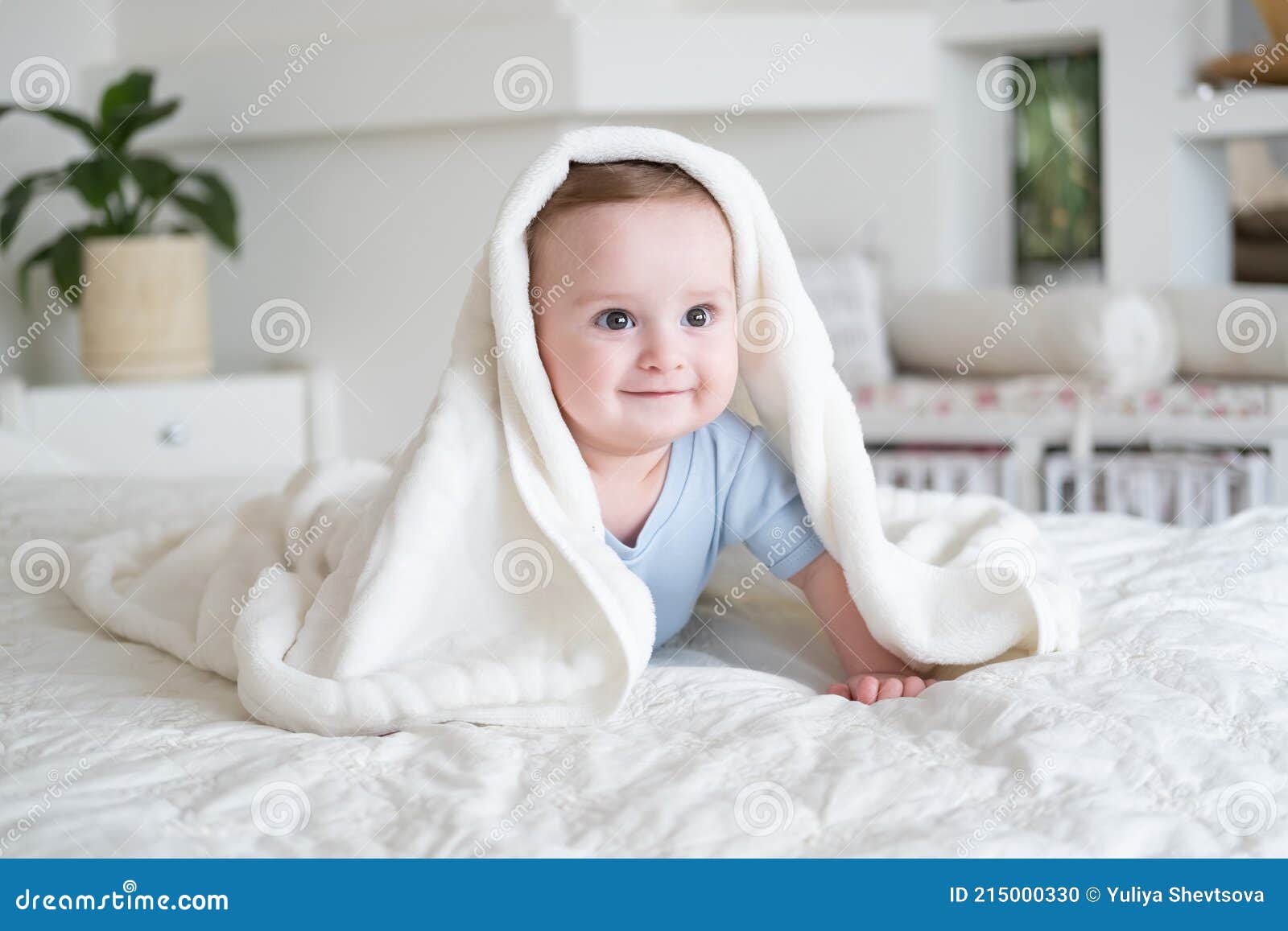 Lindo Bebe Chico De 6 Meses En Blu Bodysuit Sonriendo Y En La Cama Con Manta Blanca En Casa Foto de archivo - Imagen de mentira, viejo: