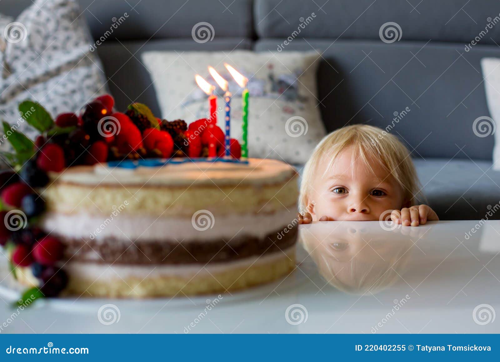 Bolo azul lindo para o aniversário das crianças