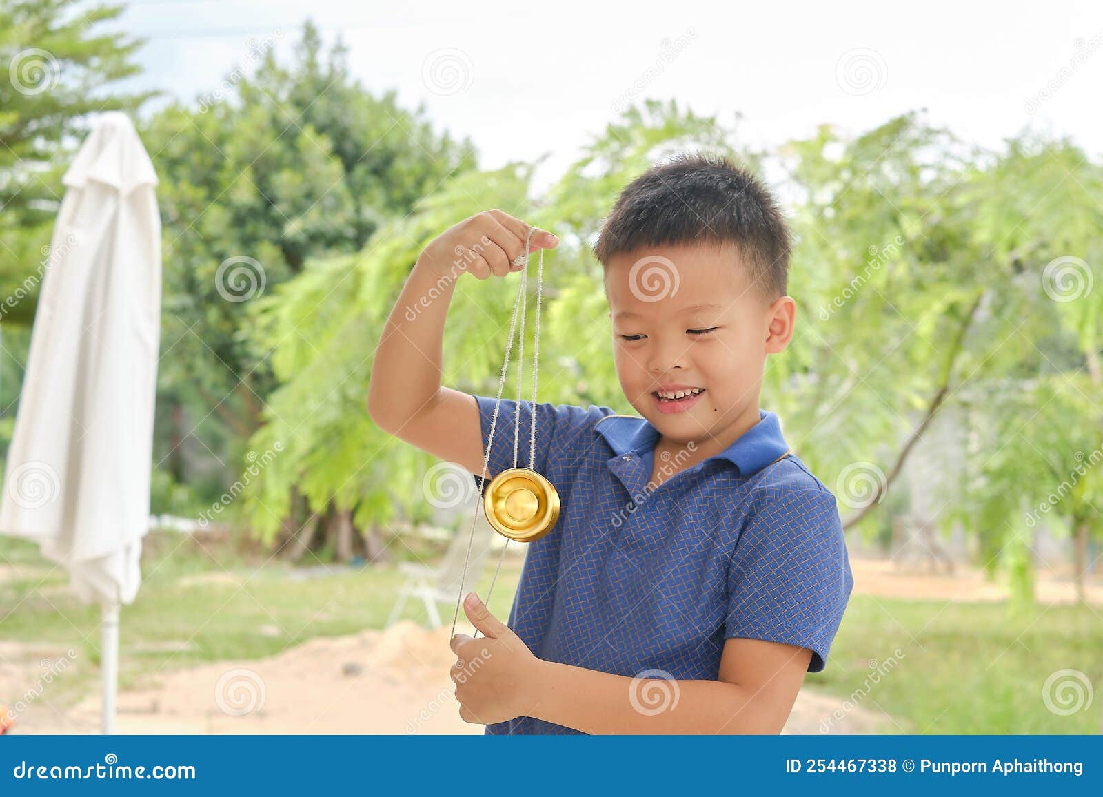 Lindo Niño Asiático Divirtiéndose Aprendiendo a Jugar Con Un Juguete De  Habilidades De Yoyo Solo En El Patio Trasero De Su Casa Foto de archivo -  Imagen de lindo, bucle: 254467338