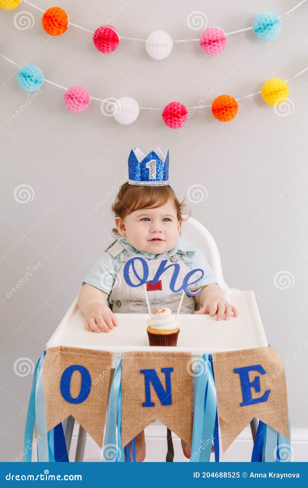 Lindo Niño Caucásico Sonriente En Corona Azul Celebrando Su Primer  Cumpleaños En Casa. Niño Niño Niño Niño Sentado En La Silla Alt Imagen de  archivo - Imagen de alto, postre: 204688525