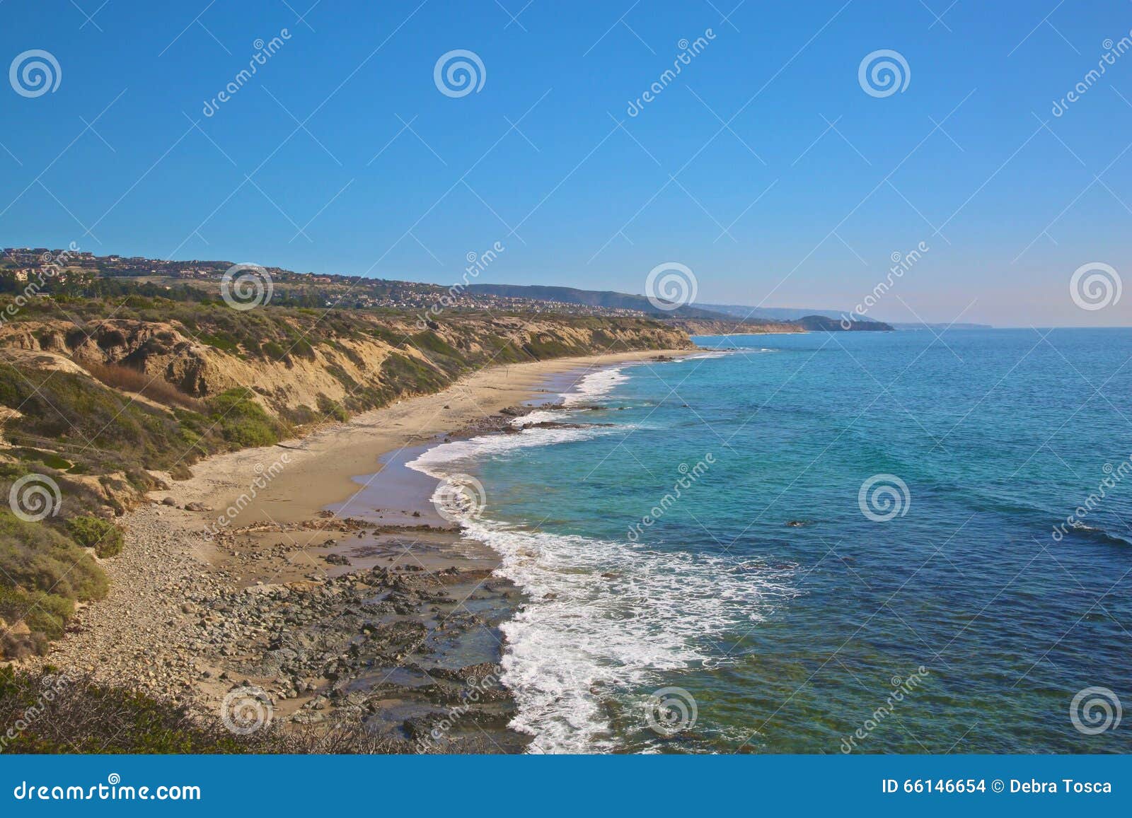 Linea costiera Crystal Cove Newport Beach California. Le onde di oceano Pacifico insabbiano il sole e le scogliere a Crystal Cove a Newport tirano la California in secco