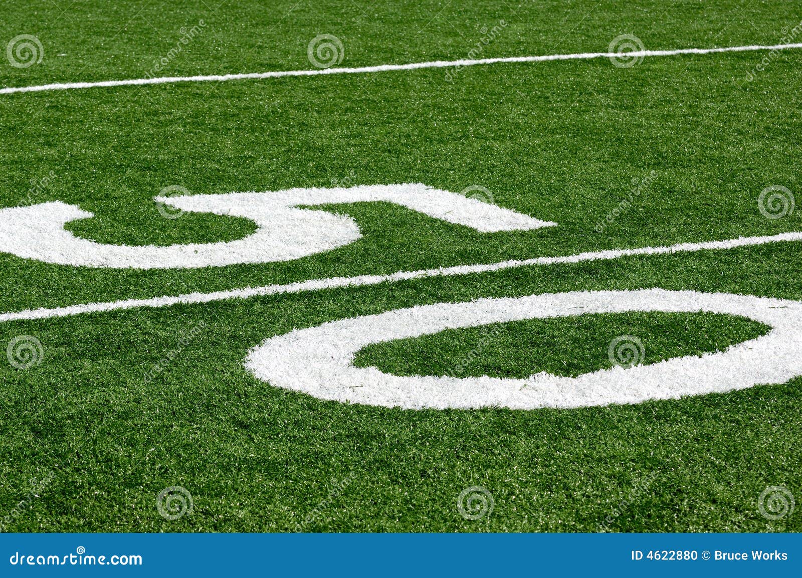 Linea delle yard 50. 50 linea delle yard ad un campo di football americano, tappeto erboso artificiale