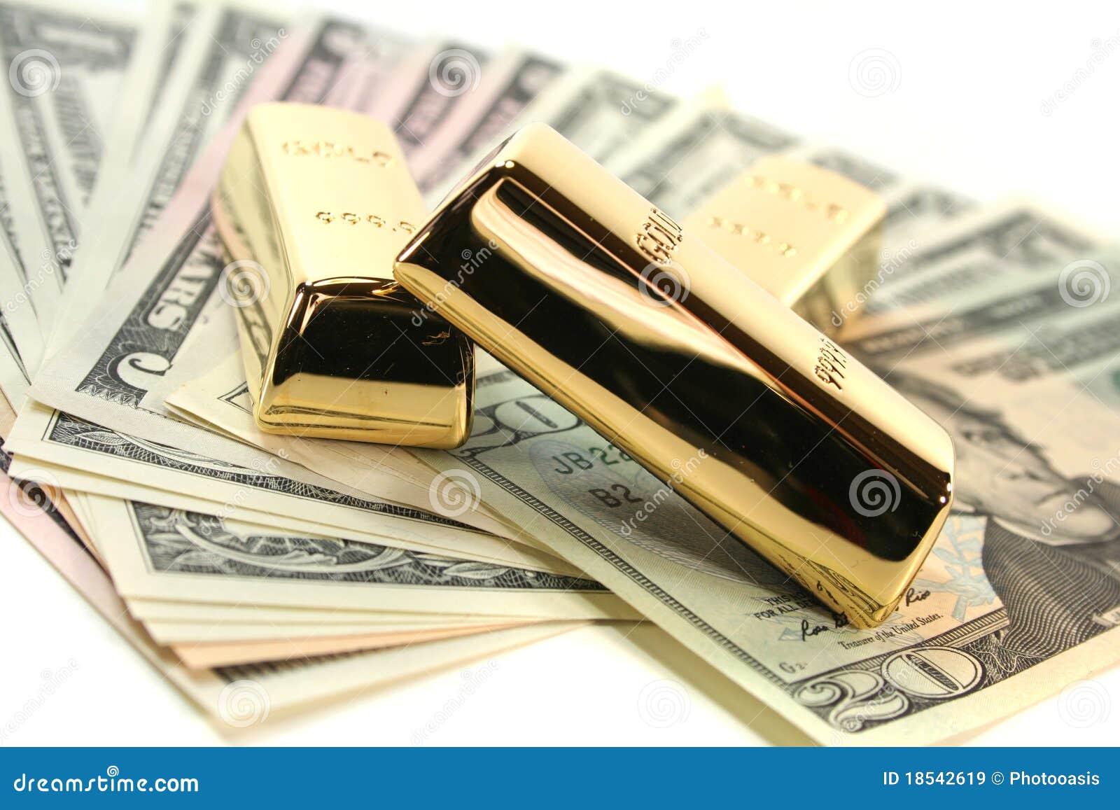 Lingote de oro en cuentas de dólar. Tres barras de oro grandes en muchas cuentas de dólar