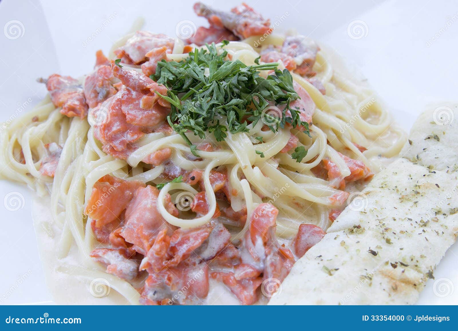 Linguine Alfredo Met Gerookte Zalm Stock Foto Image of restaurant