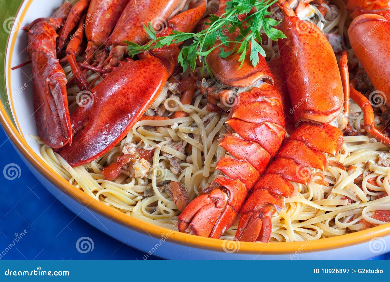 Linguine con la langosta imagen de archivo. Imagen de italiano 10926897