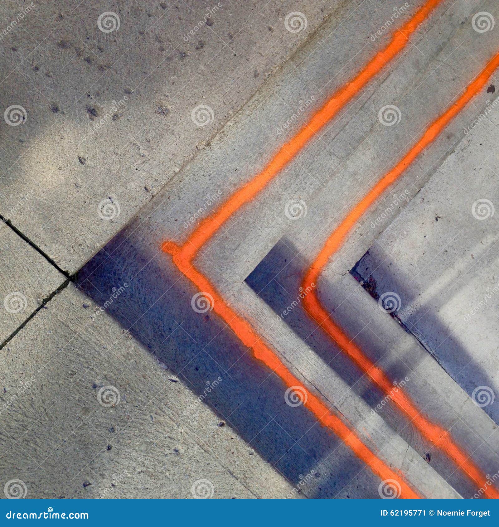 Linhas alaranjadas pintadas em etapas. Passos concretos abstratos na cidade com linhas de néon alaranjadas