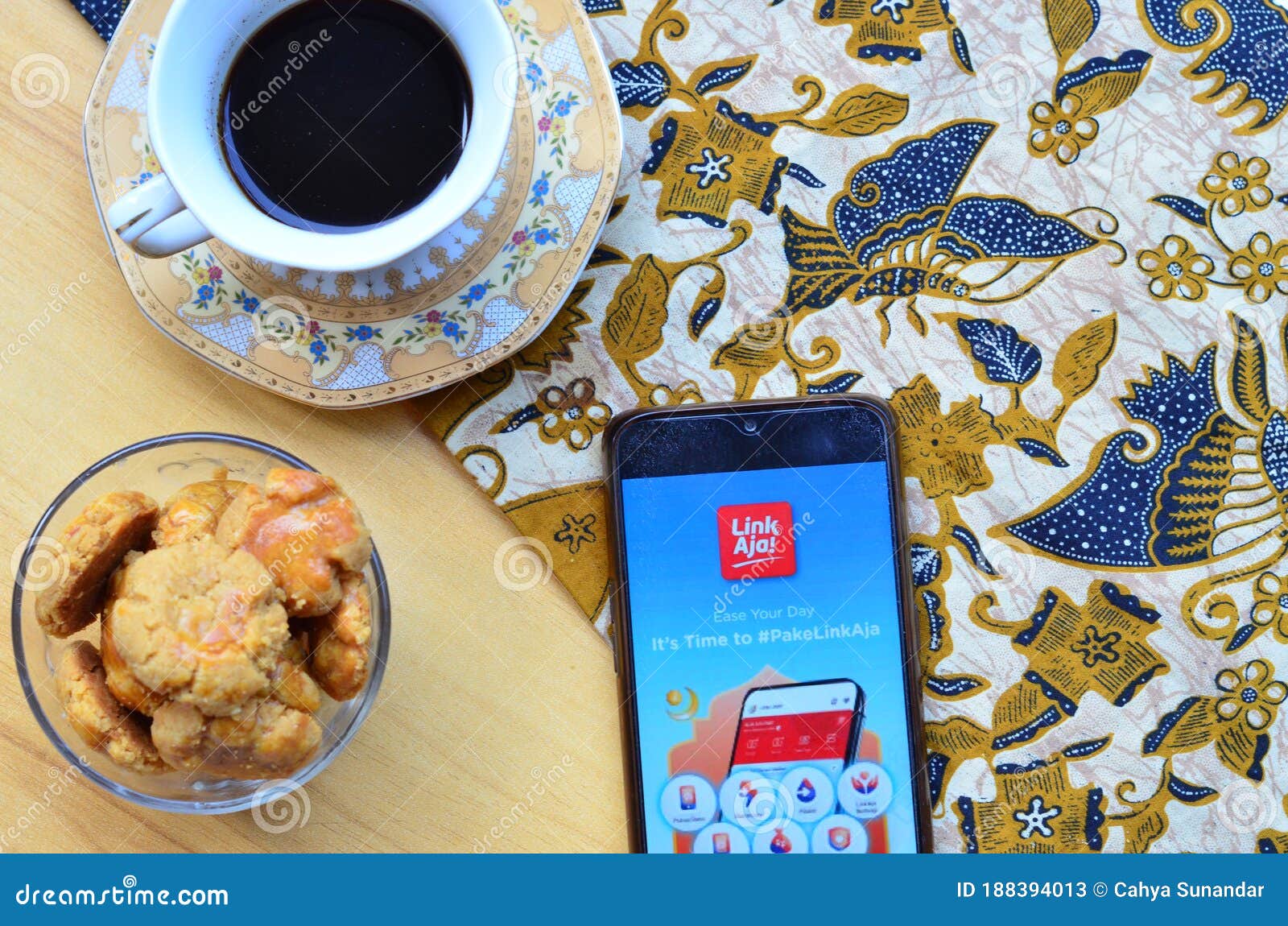 Link Aja Apps on Smartphone with Coffe and Cake Foto Concept Editorial